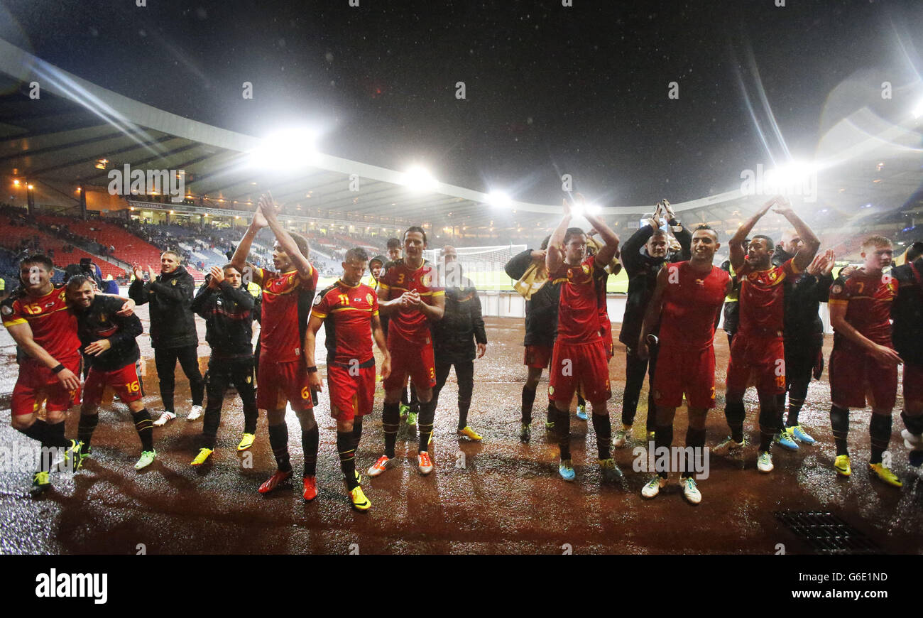 Belgien Spieler applaudieren den Fans nach dem WM Qualifying, Gruppe A Spiel in Hampden Park, Glasgow. Stockfoto
