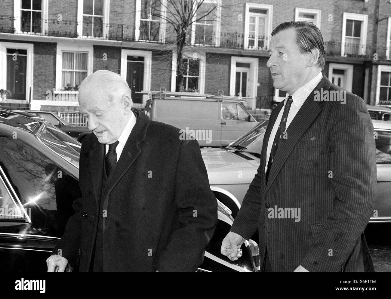 „Gubby“ Allen (links), 86, ein lebender Vizepräsident der MMC, und Sekretär LT Col John Stephenson bei der Beerdigung des Middlesex- und England-Cricketers Wilf Slack, in der Kensington Temple Church im Londoner Notting Hill Gate. Stockfoto