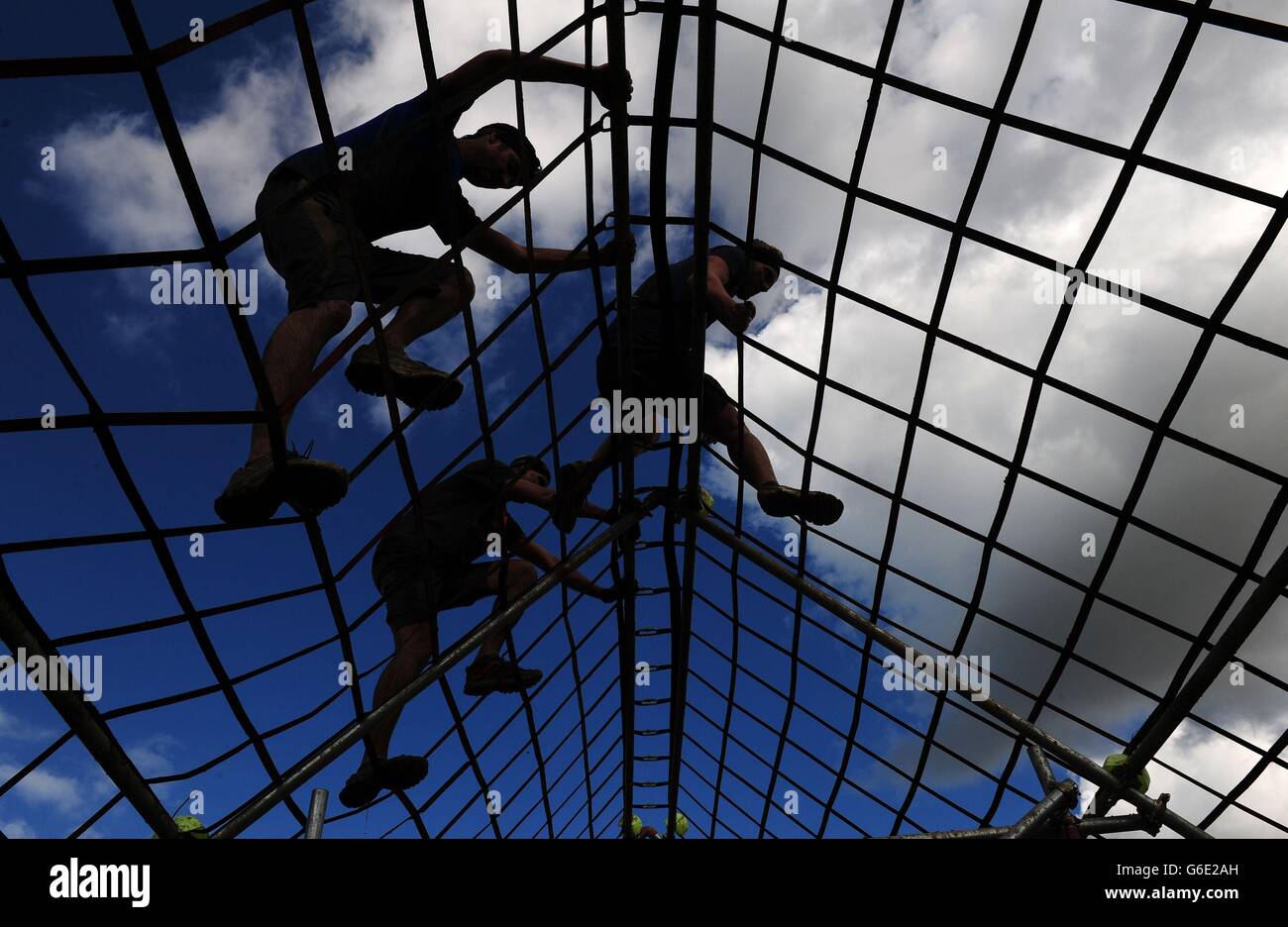 Die Teilnehmer nehmen neben Lance Bombardier James Simpson am Spartan Race in Ripon, North Yorkshire, Teil. Stockfoto Die Teilnehmer nehmen neben Lance Bombardier James Simpson am Spartan Race in Ripon, North Yorkshire, Teil. Stockfoto