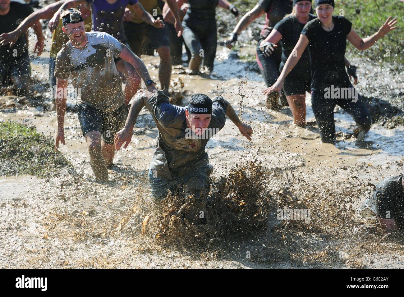 Die Teilnehmer nehmen neben Lance Bombardier James Simpson am Spartan Race in Ripon, North Yorkshire, Teil. Stockfoto