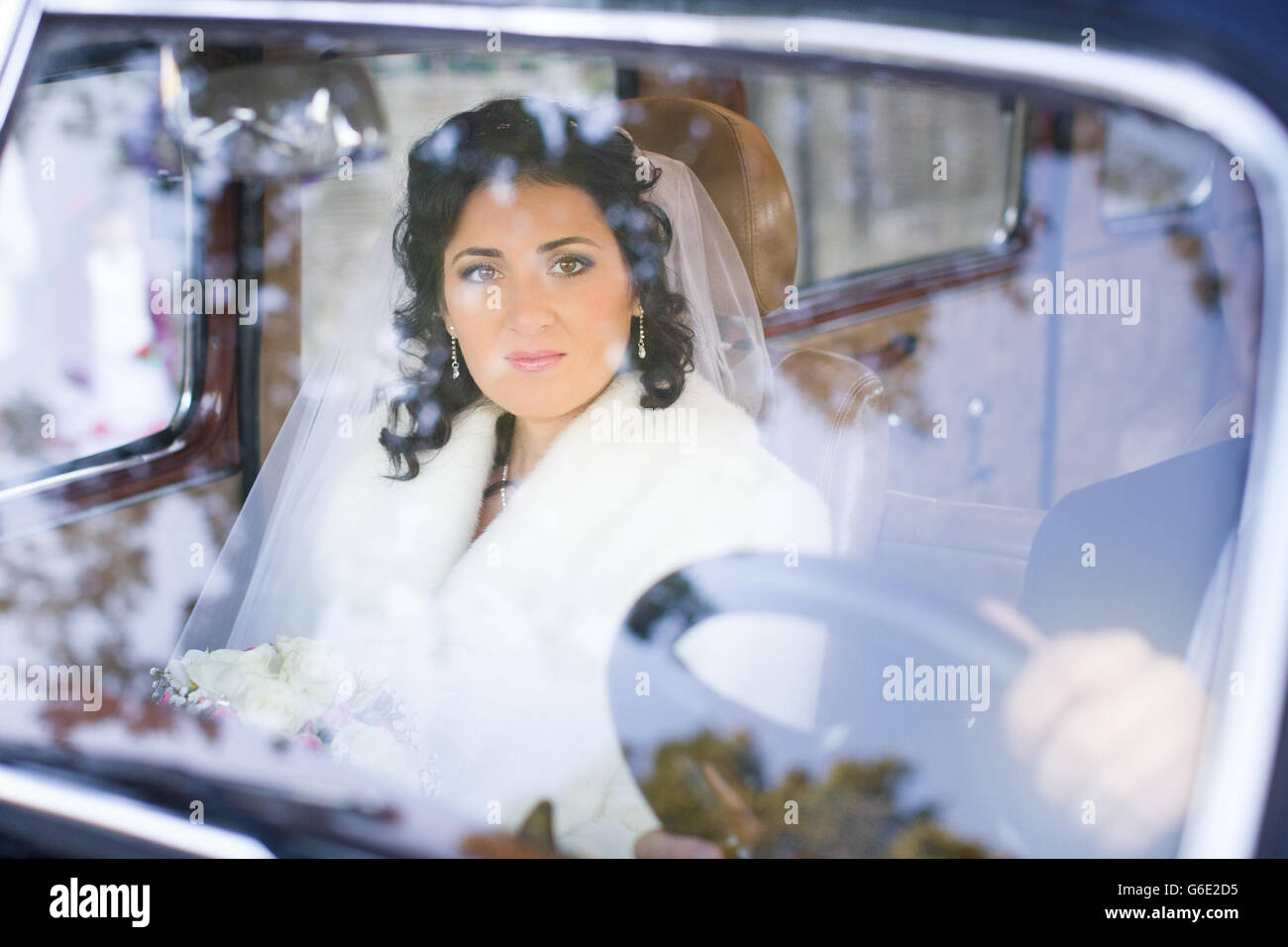 Junges Paar sitzt in Retro-Auto Stockfoto