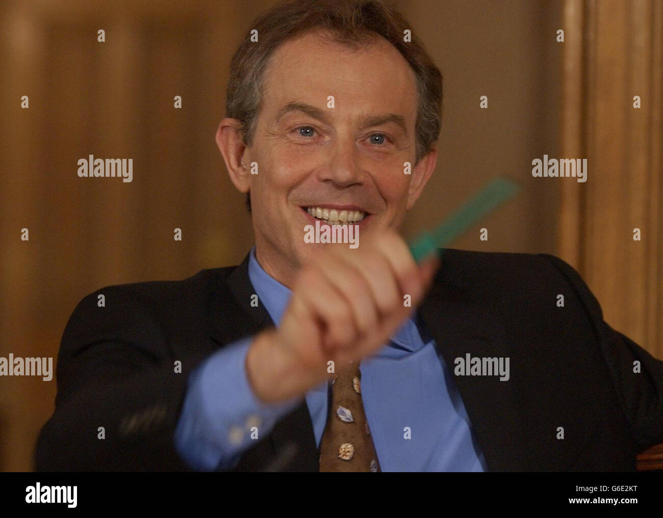 Der britische Premierminister Tony Blair spricht bei einer gemeinsamen Pressekonferenz mit dem Schatzkanzler Gordon Brown, Unseen, in der Downing Street 10 in London, nachdem er beschlossen hatte, den Beitritt Großbritanniens zur europäischen Einheitswährung zu verzögern. Stockfoto