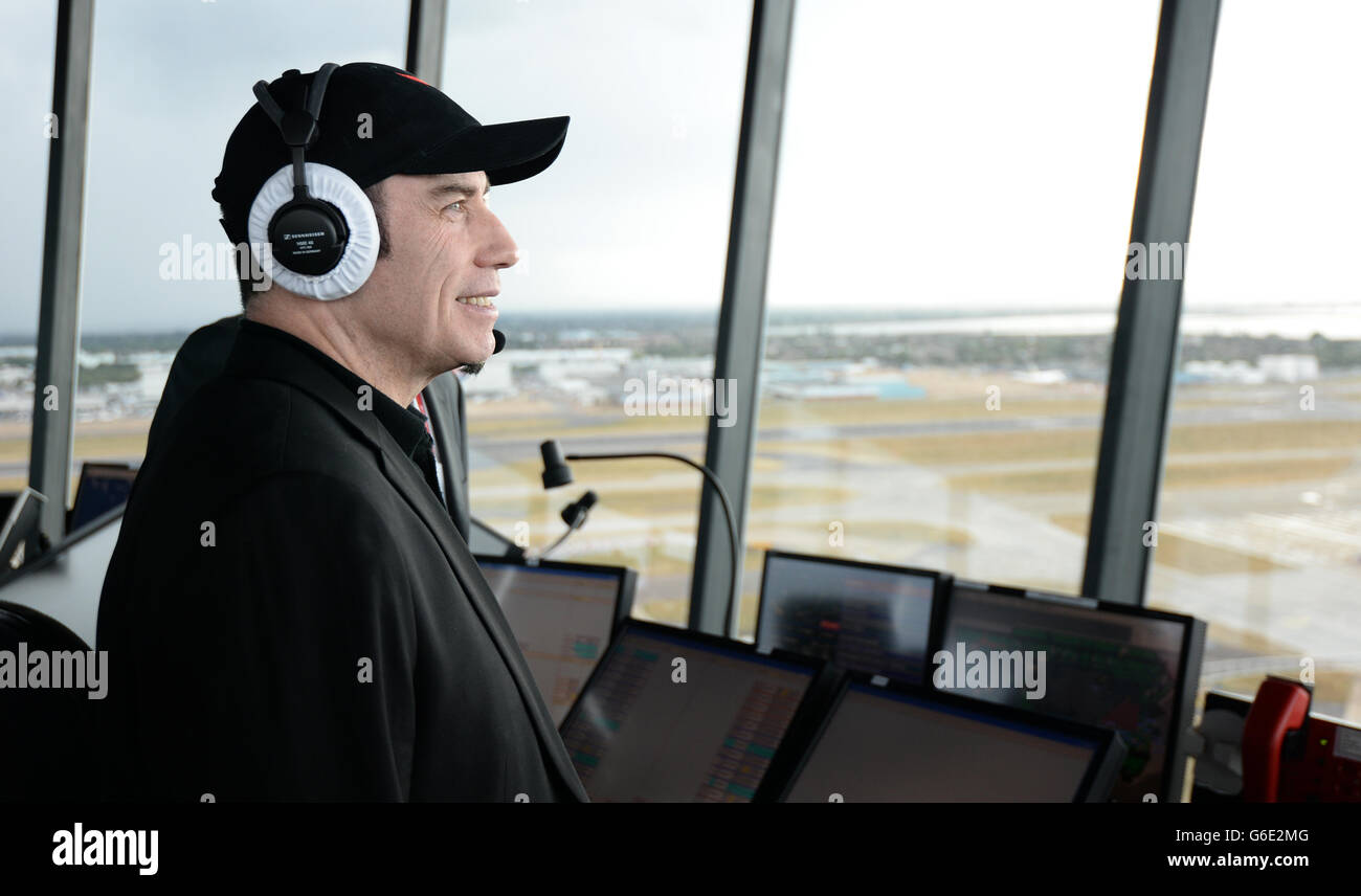 Der Qantas-Botschafter John Travolta wirft einen Blick hinter die Kulissen des Kontrollturms des Flughafens Heathrow in London. Stockfoto