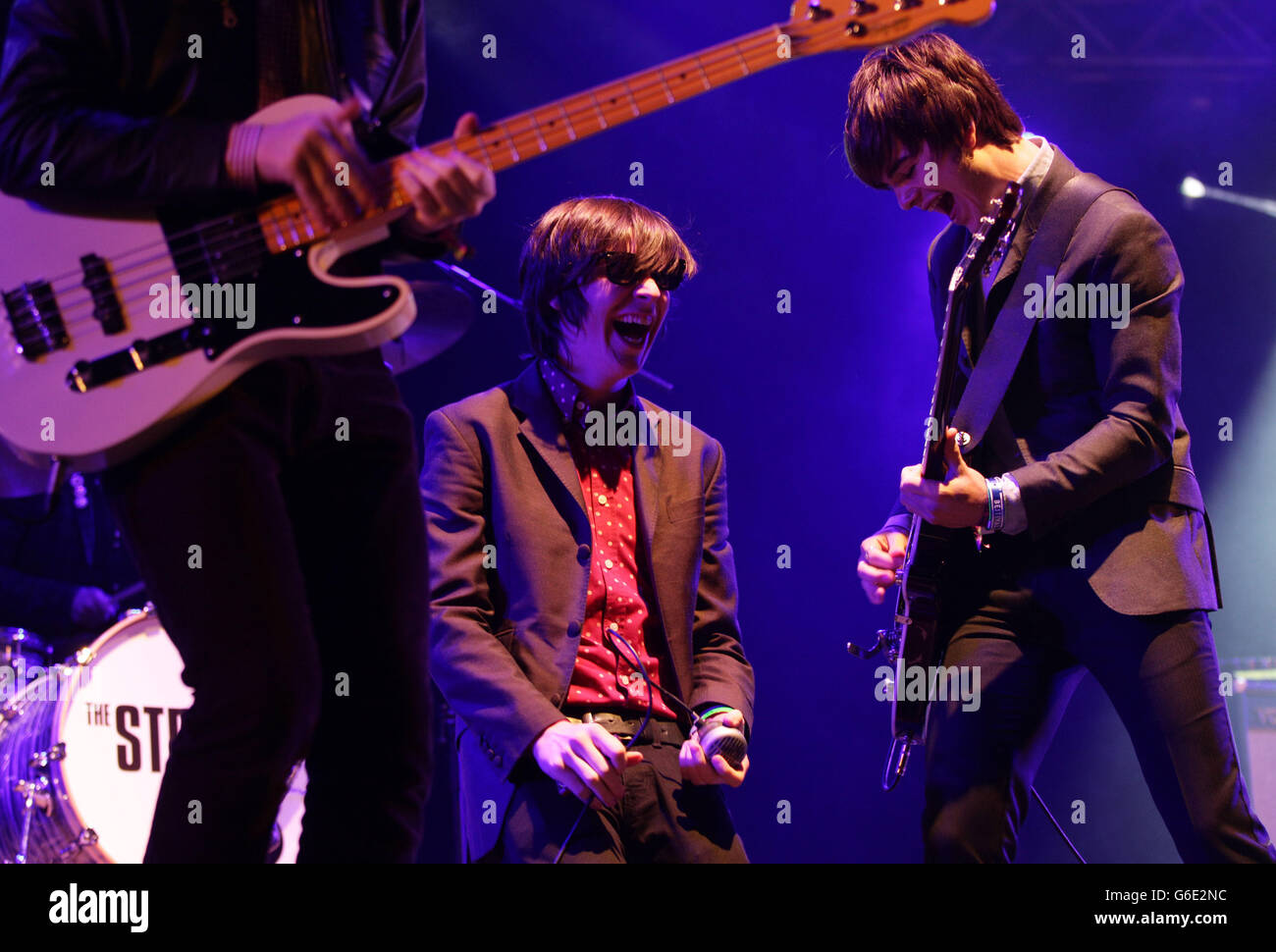 Die Strypes Band, die auf der Big Top Bühne im Beestival im Robin Hill Country Park auf der Isle of Wight auftrat. Stockfoto