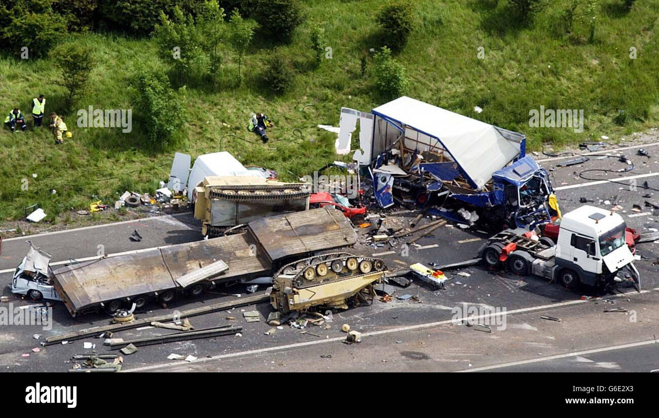 Eine Luftaufnahme der Szene auf der M1, in der vier Menschen getötet wurden, in einem massiven Autobahnaufstapel in Leicestershire. Mehrere Stunden nach dem tödlichen Unfall sind die Wracks der Fahrzeuge deutlich sichtbar. * die Kollision wird angenommen, dass ein Fahrzeug Transporter und eine Reihe von Autos beteiligt haben. An dem Unfall waren drei Armeekimitare beteiligt, leicht gepanzerte Aufklärungsfahrzeuge, die gerade aus dem Golf zurückgekehrt waren. Sie wurden von Marchwood in Hampshire zur Basis der Armee in Catterick, North Yorkshire, gebracht. Es war noch nicht bekannt, zu welchem Regiment sie gehörten oder ob mod Stockfoto