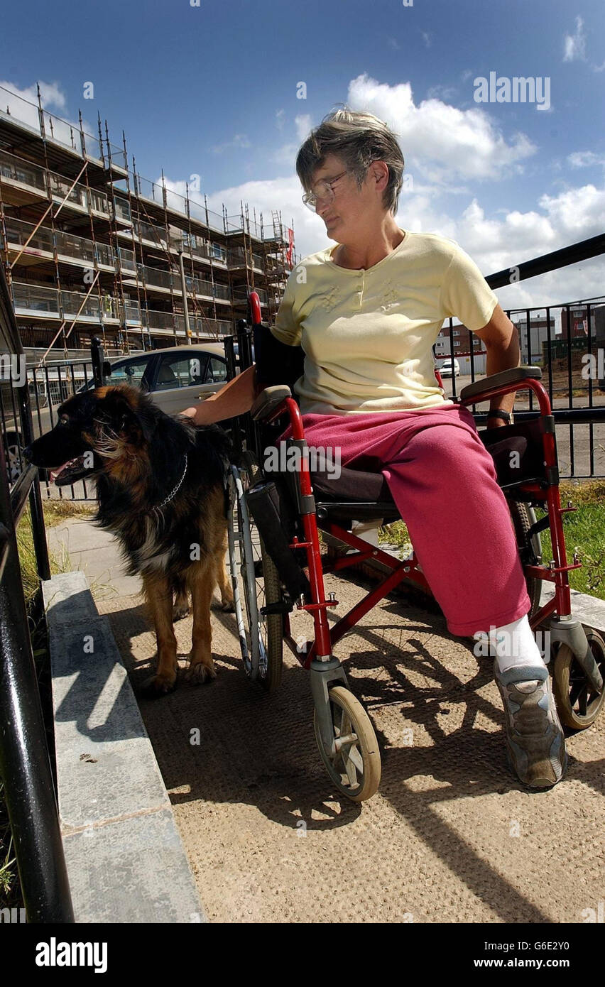 Christine McLay, eine behinderte Frau, sprach von ihrer Verwüstung, nachdem sie von einem „abscheulichen“ Dieb ausgeraubt wurde, nachdem sie sich fit gemacht hatte und aus ihrem Rollstuhl gefallen war. Ein Mobiltelefon und Bargeld wurden der 57-jährigen Großmutter gestohlen, als sie bewusstlos auf dem Boden lag. * Frau McLay, die nur ein Bein hat, nahm ihren Hund Bruce mit auf einen Spaziergang in Edinburghs Southhouse Crescent, als sie in ein diabetisches Koma schlüpfte. Nachdem eine Nachbarin sie nach Hause gebracht hatte, erkannte sie, dass ihr Nokia-Handy und das ganze Geld aus ihrem Geldbeutel zusammen mit ihrer Bankkarte gestohlen worden waren. Stockfoto