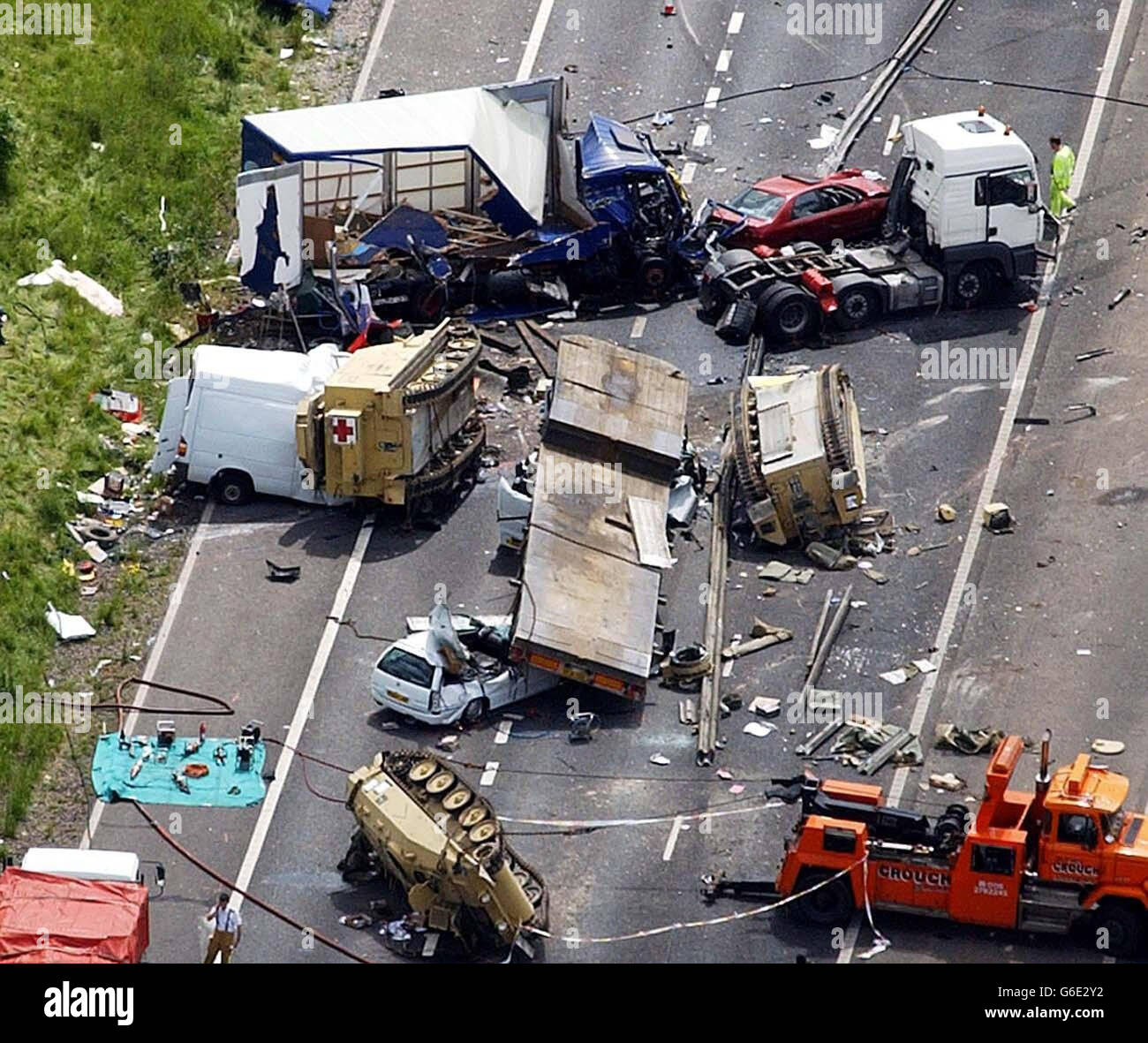 Eine Luftaufnahme der Szene auf der M1, in der vier Menschen getötet wurden, in einem massiven Autobahnaufstapel in Leicestershire. Mehrere Stunden nach dem tödlichen Unfall sind die Reifenspuren, an denen die Fahrzeuge über den zentralen Autobahnreservat hinwegrasten, deutlich sichtbar. * die Kollision wird angenommen, dass ein Fahrzeug Transporter und eine Reihe von Autos beteiligt haben. An dem Unfall waren drei Armeekimitare beteiligt, leicht gepanzerte Aufklärungsfahrzeuge, die gerade aus dem Golf zurückgekehrt waren. Sie wurden von Marchwood in Hampshire zur Basis der Armee in Catterick, North Yorkshire, gebracht. Das war es Stockfoto