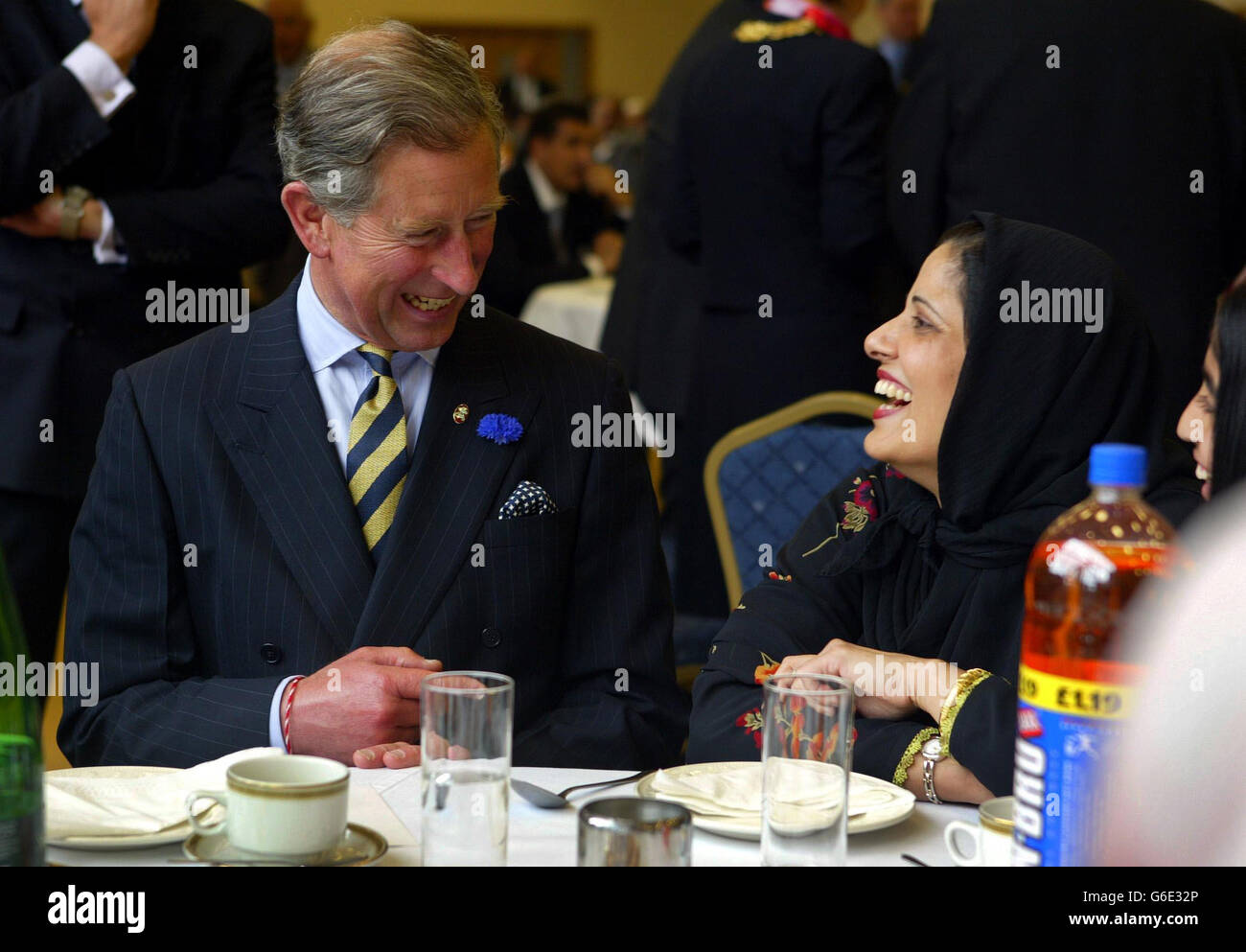 Der Prinz von Wales an der Zentralmoschee in der Gorbals-Gegend von Glasgow, wo er ein neues Gemeindezentrum eröffnete. * Er wurde in der Moschee von Tufail Shaheen, dem Präsidenten des islamischen Zentrums von Glasgow, empfangen und in das Gemeindezentrum gebracht, wo sich rund 600 Mitglieder der muslimischen Gemeinde der Stadt versammelt hatten. Stockfoto