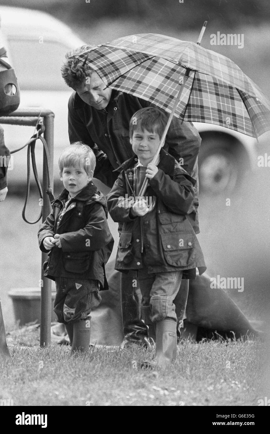 Prinz William und Harry im Cirencester Park in Gloucestershire, wo ihr Vater Prinz Charles (nicht abgebildet) an einem All-Star-Charity-Polo-Spiel zugunsten des britischen Paraplegiksports teilnahm. Stockfoto