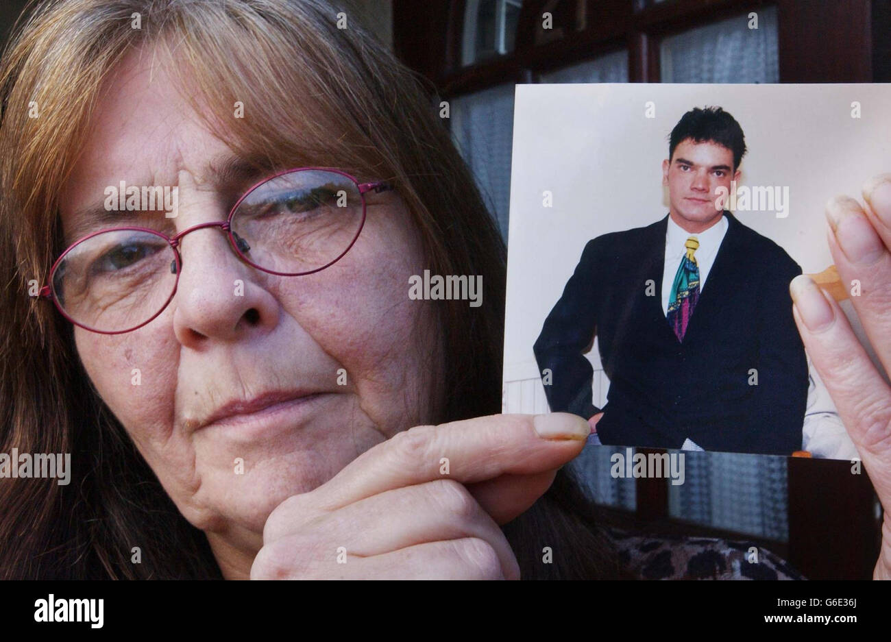 Iris Baker hält ein Foto ihres Sohnes Nichola Baker in ihrem Haus in Oaksey, Gloucestershire, vor, nachdem der Architekt heute wegen eines Drogenverbrechens, das er angeblich nicht begangen hat, für 14 Jahre in Japan inhaftiert war. * Herr Baker, 32, wurde im April 2002 auf dem Flughafen Narita verhaftet, als mehr als 40,000 Ecstasy-Tabletten und fast ein Kilo Kokain in einem Koffer gefunden wurden, den er trug. Baker behauptete, dass die Tasche mit den Drogen einem Reisenden gehörte, der vor Ort geflohen war. Stockfoto