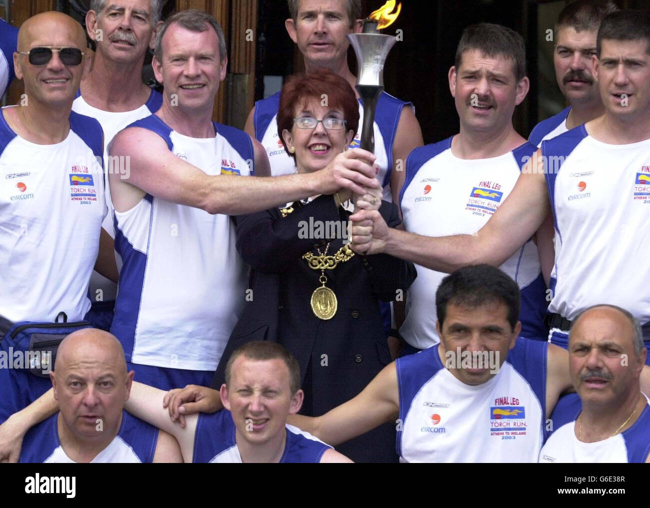 Die Fackel, die letzte Woche in Athen angezündet wurde und derzeit auf einer Europatour ist, wird von Provost Liz Cameron bei der Ankunft in den Kammern der Stadt auf dem George Square, Glasgow, Auf dem Weg nach Dublin zum Start der Special Olympics World Games in der Stadt am 21. Juni. Stockfoto