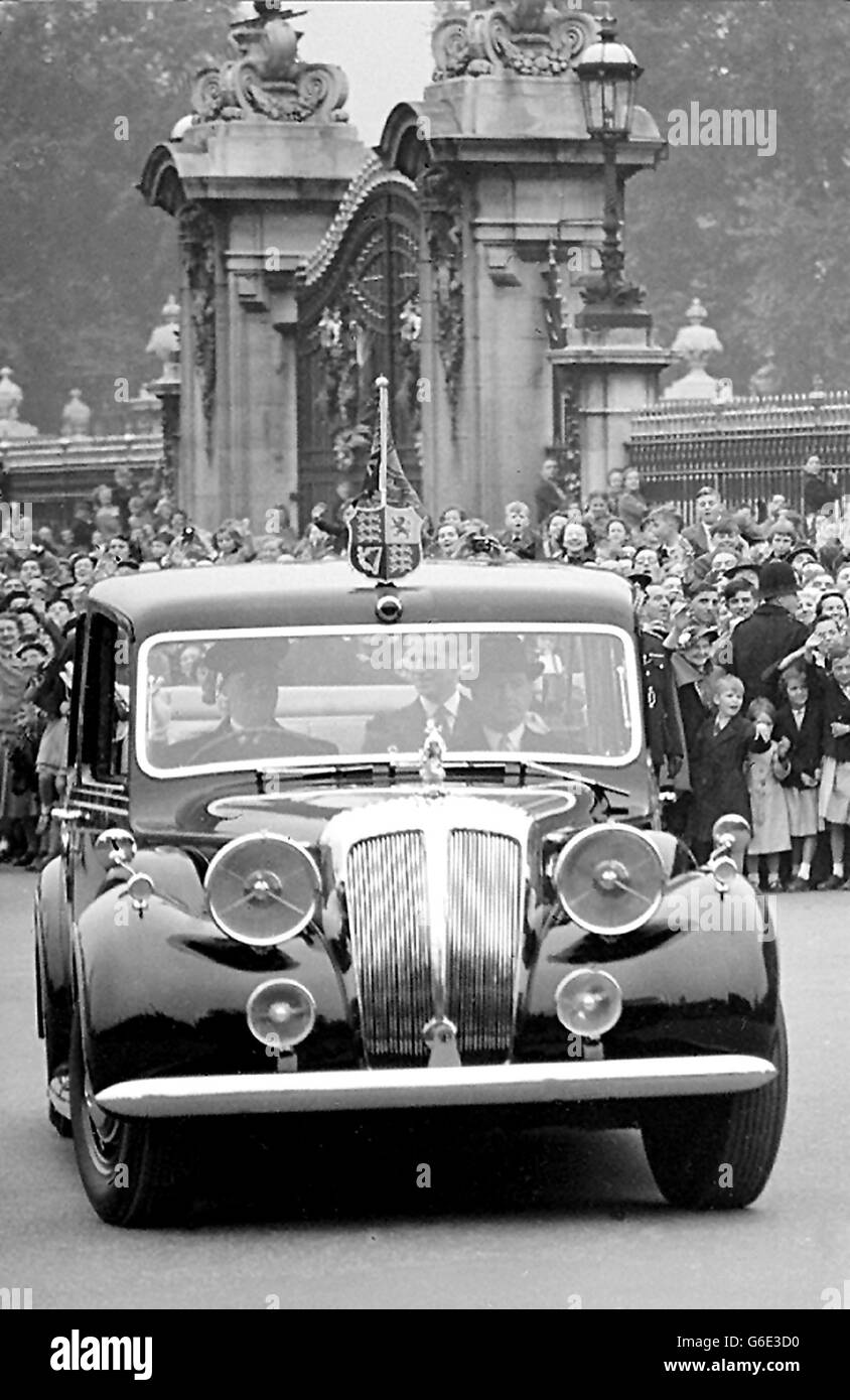 Die Menge, die sich vor den Toren versammelt, winkt der Königin zu, während sie, unterstützt vom Herzog von Edinburgh, vom Buckingham Palace fährt, um Slough, Eton und Windsor zu besuchen. Stockfoto