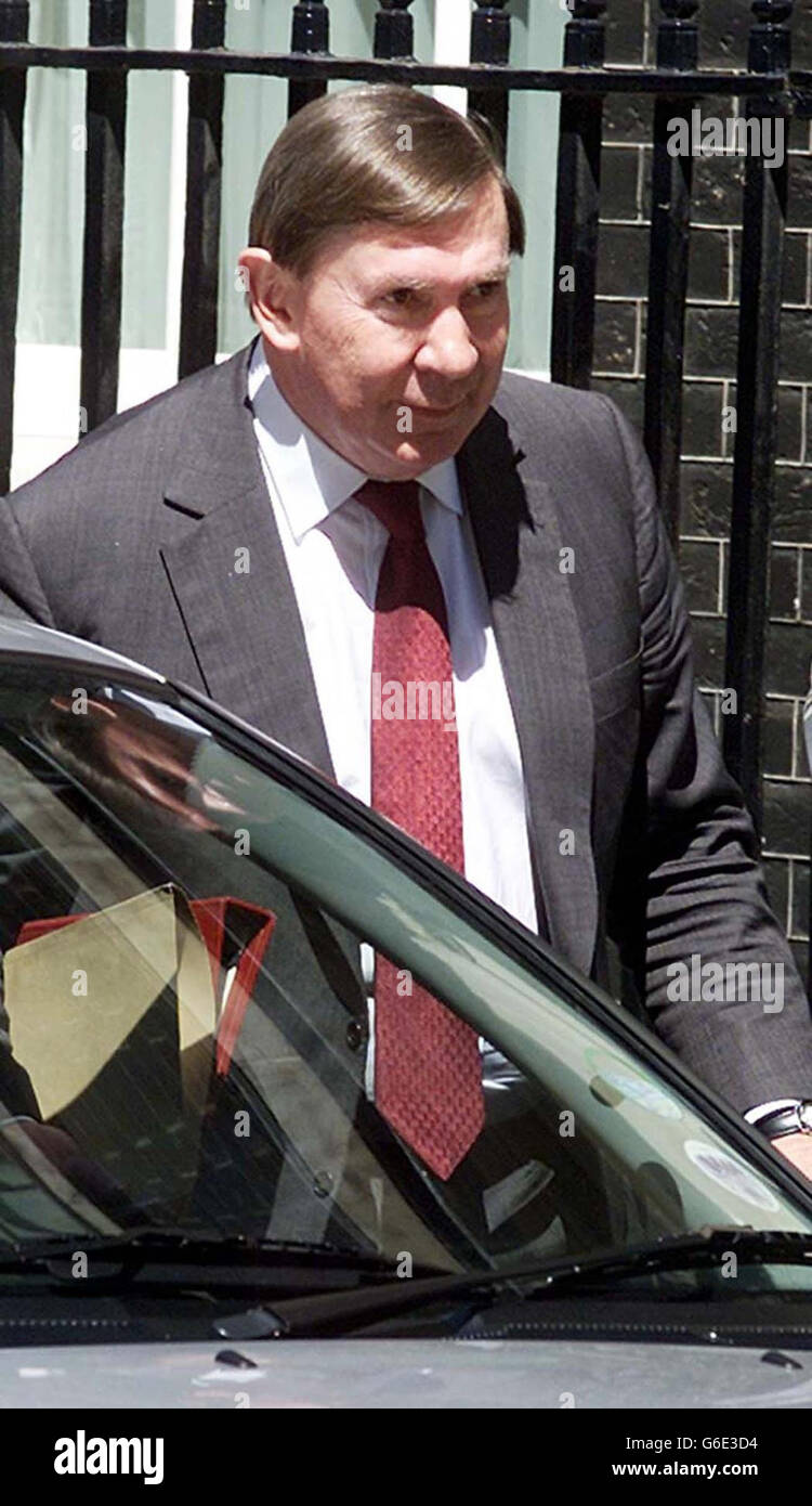 Lord Irvine, der Lord Chancellor, verlässt die Downing Street 10, nach einer Kabinettssitzung und vor der geplanten Regierungsumbildung. Stockfoto