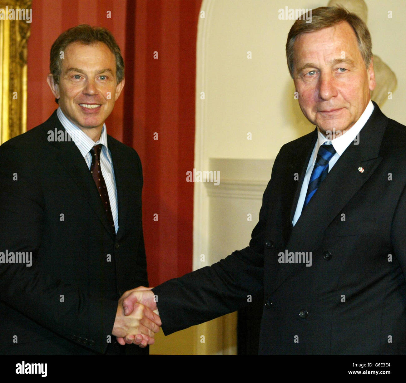 Premierminister Tony Blair (links) trifft den deutschen Wirtschaftsminister Wolfgang Clement in der Downing Street, London. Stockfoto