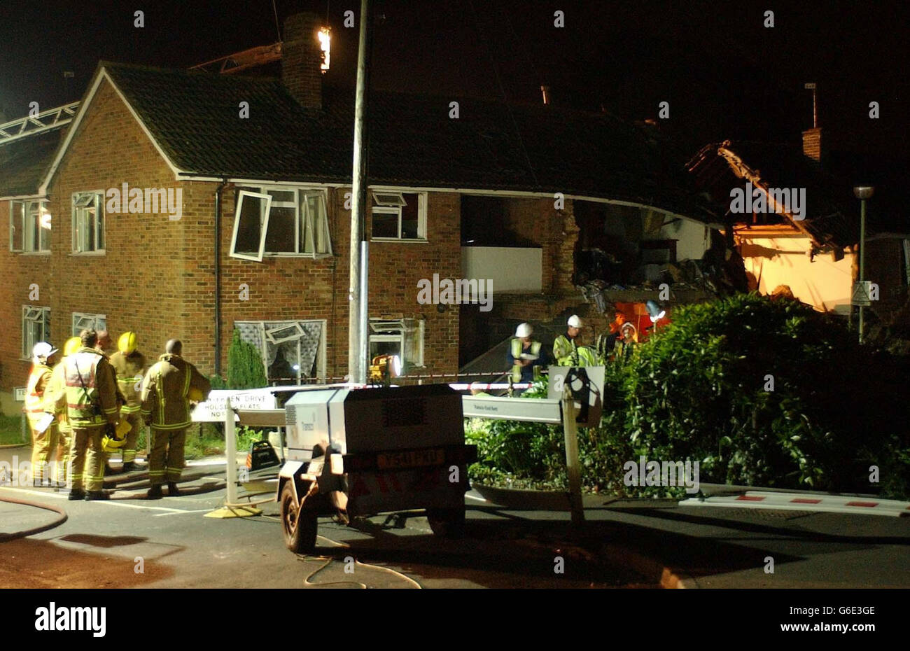 Die Szene im Tenterden Drive in Canterbury, Kent, nach einer vermuteten Gasexplosion riss durch Reihenhäuser. Fünf Erwachsene und drei Kinder erlitten Verbrennungen und wurden ins Krankenhaus gebracht, obwohl man glaubt, dass es keine Todesfälle gab. Stockfoto