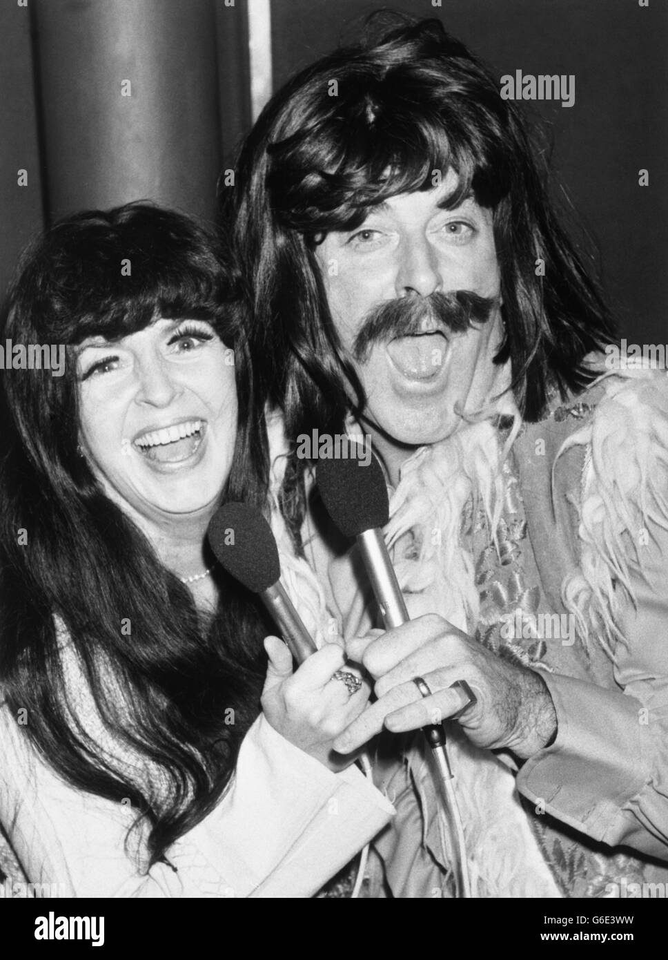 Die TV-Moderatoren Terry Wogan und Gloria Hunniford kleiden sich als Sonny und Cher für eine Wiedergabe ihres Hits I Got You Babe aus dem Jahr 1965 in Aid of Children in Need. Stockfoto