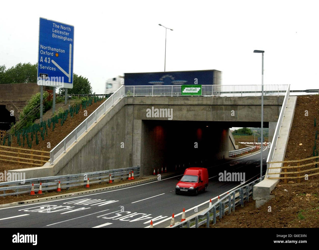 Kreuzung 15A der Autobahn M1 in Northamptonshire, die für den renommierten „Better Public Building Award“ nominiert wurde. * die Anschlussstelle 15A der M1 in der Nähe von Towcester steht jedoch vor einer harten Konkurrenz durch andere hochkarätige Nominierte wie das Center for Mathematical Studies in Cambridge, das Imperial war Museum in Manchester, das Treasury in London und die Bournemouth Library. Stockfoto