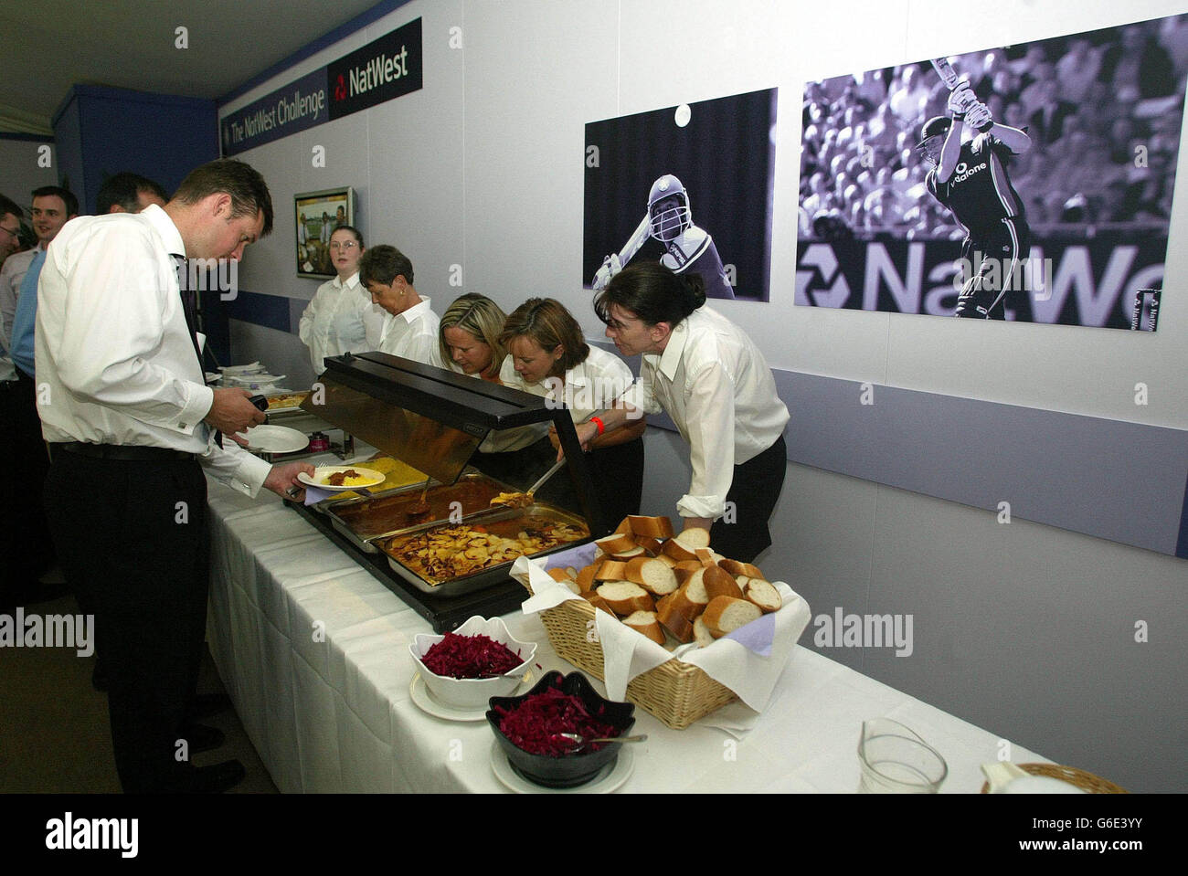 Gastfreundlichkeit beim NatWest Challenge-Spiel in Old Trafford, Manchester. Stockfoto