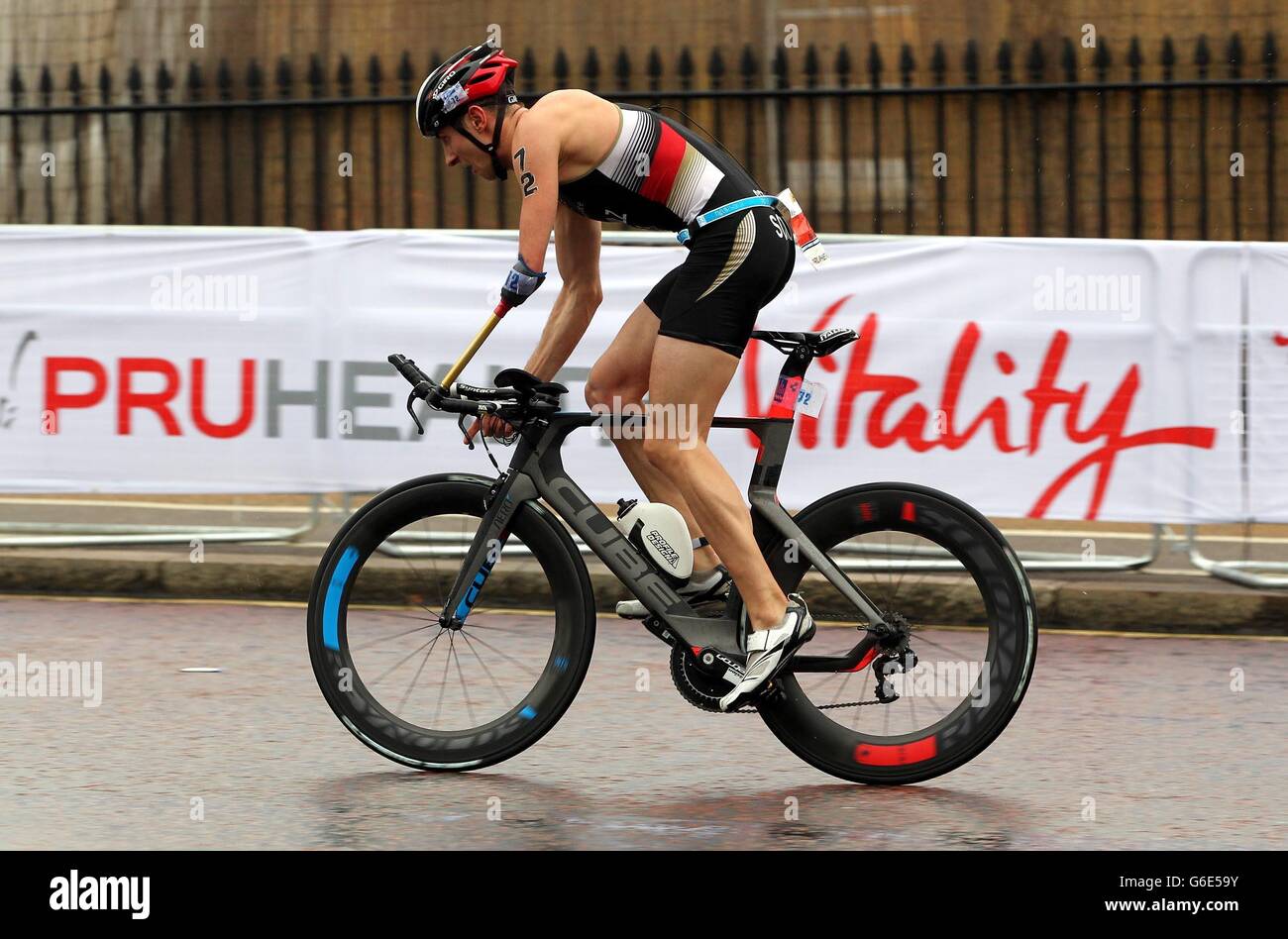 Deutschlands Martin Schulz während der Fahrradsektion des Pruhosby Paratriathlon im Hyde Park, London. Stockfoto