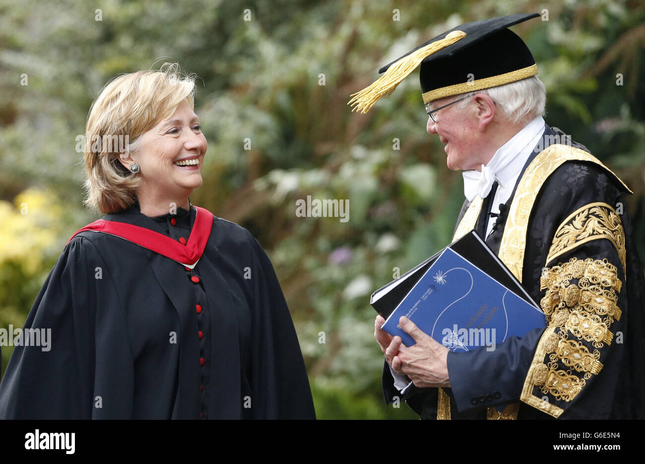 Hillary Clinton mit der Kanzlerin der St Andrews University Menzies Campbell, nachdem sie einen Ehrendoktortitel von der St Andrews University erhalten hatte. Stockfoto