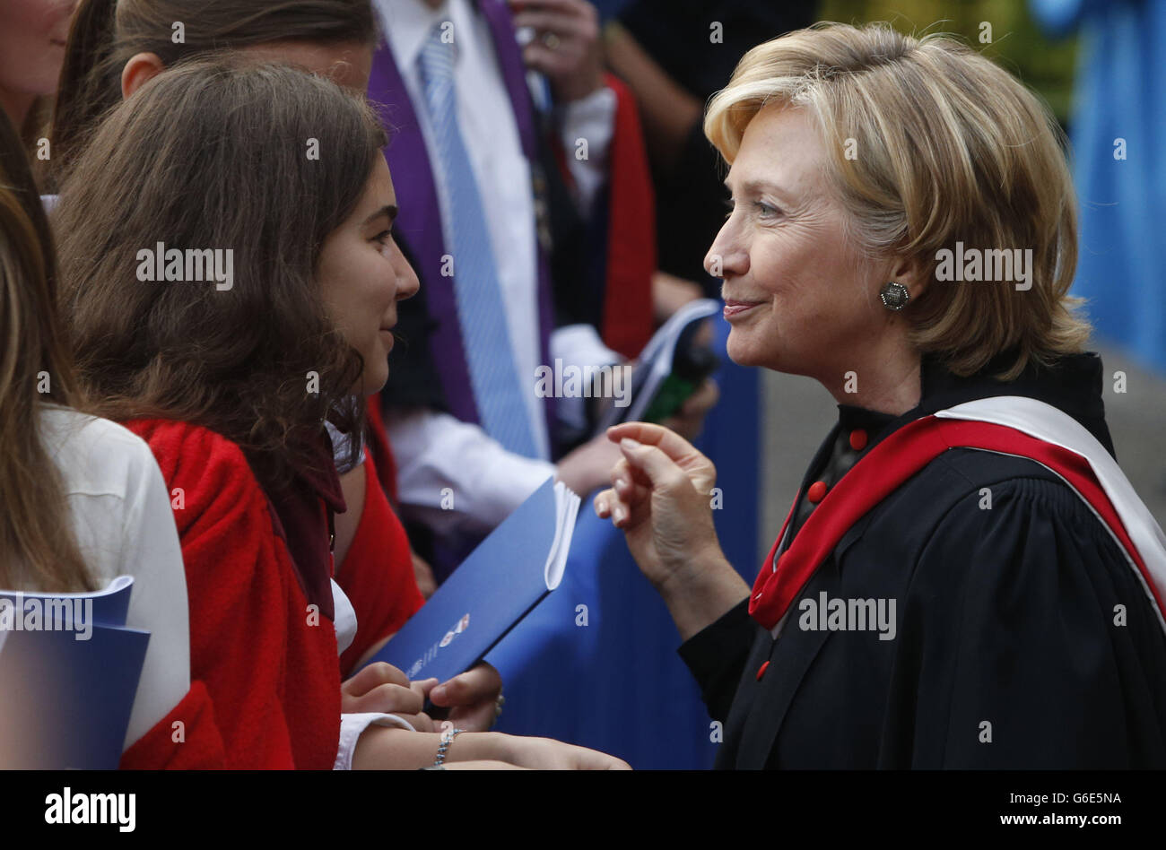 Hillary Clinton spricht mit Studenten der St Andrews University, nachdem sie einen Ehrendoktortitel von der St Andrews University erhalten hat. Stockfoto