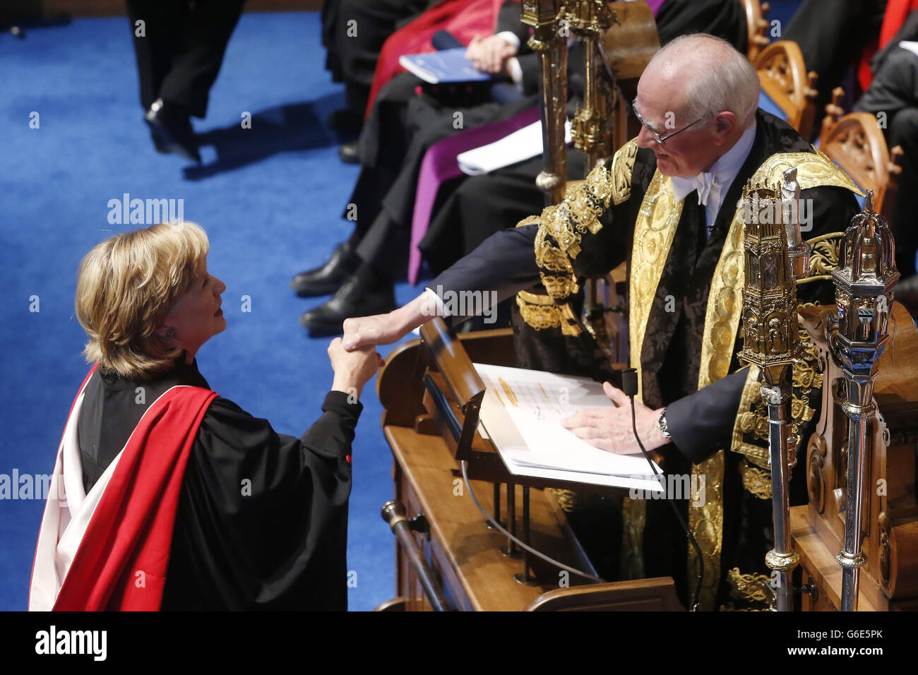 Hillary Clinton erhielt einen Ehrendoktortitel von der Kanzlerin der St Andrews University Menzies Campbell (rechts) während einer Zeremonie an der St Andrews University. Stockfoto