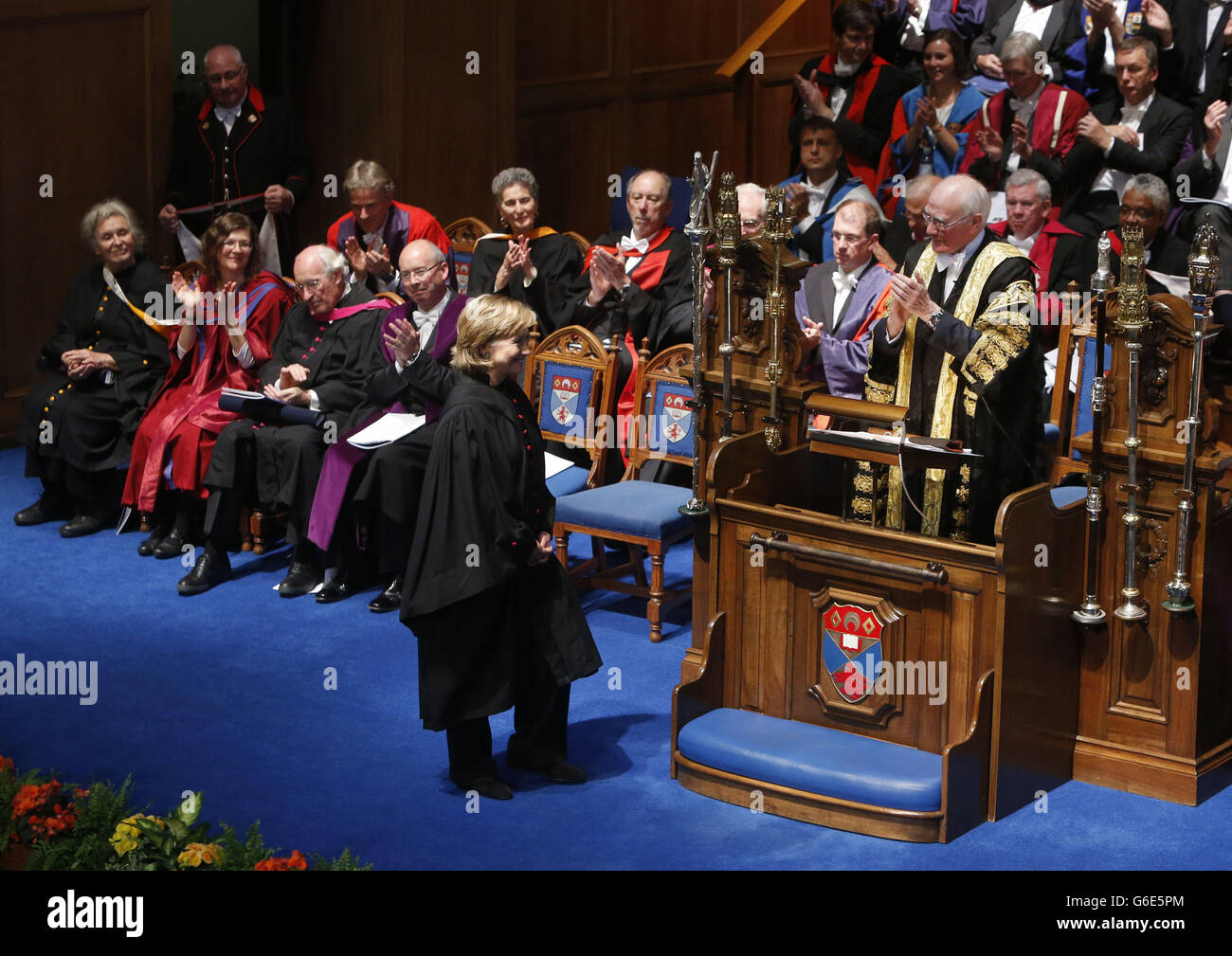 Hillary Clinton erhielt einen Ehrendoktortitel von der Kanzlerin der St Andrews University Menzies Campbell (rechts) während einer Zeremonie an der St Andrews University. Stockfoto