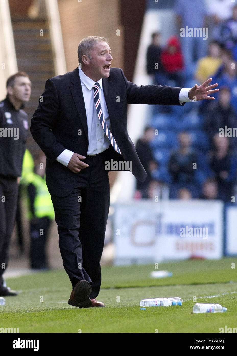Rangers-Manager Ally McCoist drängt auf seine Spieler während der Scottish League ein Spiel in Ibrox, Glasgow. Stockfoto