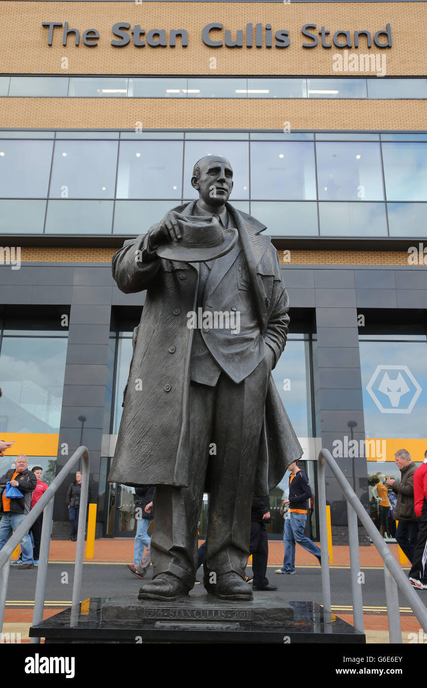 Eine Statue des ehemaligen Managers Stan Cullis von Wolverhampton Wanaderers vor dem nach ihm benannten Stand vor dem Sky Bet League One-Spiel im Molineux, Wolverhampton. DRÜCKEN SIE VERBANDSFOTO. Bilddatum: Samstag, 14. September 2013. Siehe PA Geschichte SOCCER Wolves. Das Foto sollte lauten: Nick Potts/PA Wire. EINSCHRÄNKUNGEN: Maximal 45 Bilder während eines Matches. Keine Videoemulation oder Promotion als „live“. Keine Verwendung in Spielen, Wettbewerben, Werbeartikeln, Wetten oder Einzelclub/Spielerservies. Keine Verwendung mit inoffiziellen Audio-, Video-, Daten-, Spiele- oder Club/League-Logos. Stockfoto