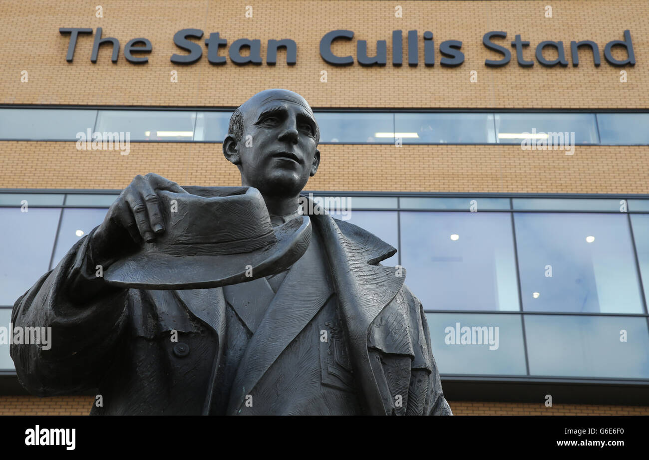 Eine Statue des ehemaligen Managers Stan Cullis von Wolverhampton Wanaderers vor dem nach ihm benannten Stand vor dem Sky Bet League One-Spiel im Molineux, Wolverhampton. DRÜCKEN SIE VERBANDSFOTO. Bilddatum: Samstag, 14. September 2013. Siehe PA Geschichte SOCCER Wolves. Das Foto sollte lauten: Nick Potts/PA Wire. EINSCHRÄNKUNGEN: Maximal 45 Bilder während eines Matches. Keine Videoemulation oder Promotion als „live“. Keine Verwendung in Spielen, Wettbewerben, Werbeartikeln, Wetten oder Einzelclub/Spielerservies. Keine Verwendung mit inoffiziellen Audio-, Video-, Daten-, Spiele- oder Club/League-Logos. Stockfoto