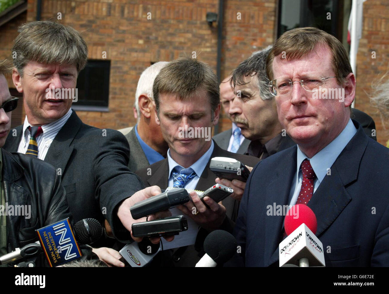 Ulster Unionist Führer David Trimble spricht nach einer Notfallsitzung seiner Parteioffiziere. Bei einer Dringlichkeitssitzung im UUP-Hauptquartier in Belfast haben hochrangige Parteimitglieder beschlossen, die Rebellenmitglieder Jeffrey Donaldson, * David Burnside und Reverend Martin Smyth an ein Disziplinarkomitee zu verweisen. Es folgt ihrer Entscheidung, die Partei Peitsche in Westminster zurückzutreten. Die drei Abgeordneten hatten auch für Parteiführer David Trimble aufgefordert, die Parteipolitik zu ändern oder aus dem Amt zu treten. Als Antwort darauf sagte Herr Trimble, dass die sogenannte "Dreierbande" aus der Partei austreten sollte. Der Antrag wurde mit fünf Stimmen angenommen Stockfoto