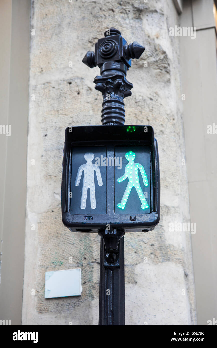 Grünes Licht Mann zu Fuß an einem Fußgängerüberweg, Paris, Frankreich Stockfoto