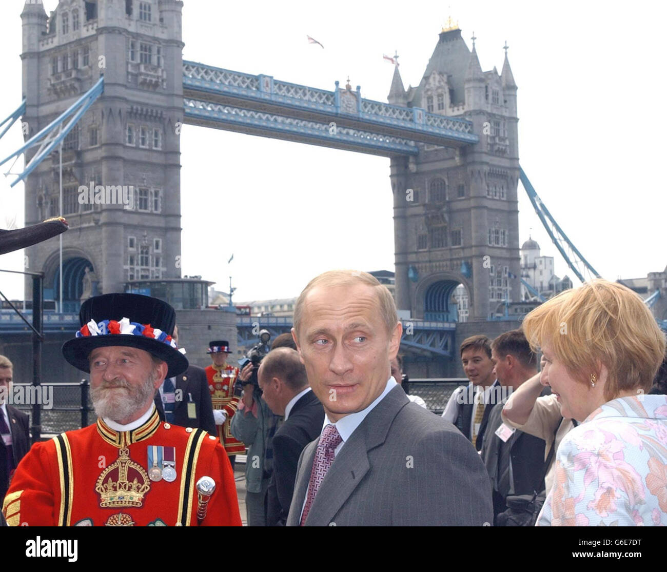Ein Yeoman der Garde, Tom Sharp, (links) sieht, wie der russische Präsident Wladimir Putin und seine Frau Ljudmila bei ihrem Besuch im Tower of London vorbeikommen. * der russische Führer besichtigte die historische Attraktion mit seiner Frau, musste aber nicht anstehen, um die Exponate zu sehen. Stockfoto