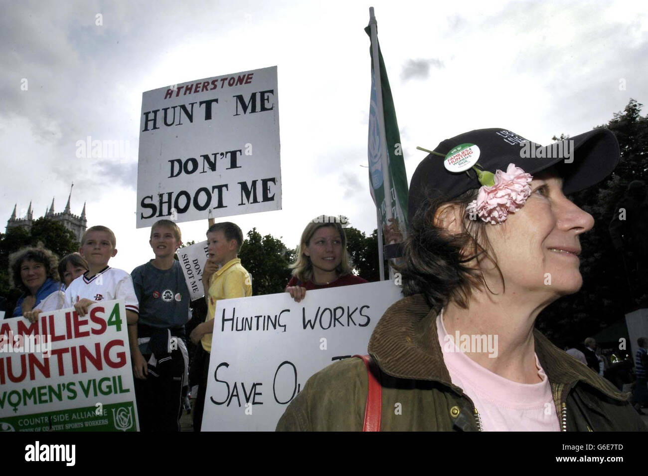 Mitglieder der Pro Hunting Women's Vigil vor dem Parlament. Die Abgeordneten debattierten heute Abend über das umstrittene Jagdgesetz - mit Anti-Jagd-Rebellen, die versuchten, eine Regierungsmaßnahme zu ändern, die die Praxis einschränken sollte, indem sie für ein vollständiges Verbot stimmten. * das könnte bedeuten, dass die Rechtsvorschriften in verfahrensrechtlichen Maßnahmen verstrickt werden und sich stark verzögern oder aufgrund der Bürokratie der Commons gar nicht in Kraft treten. Stockfoto