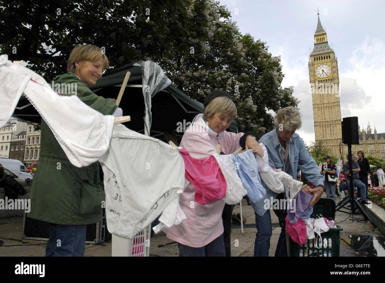 Mitglieder der Pro Hunting Women s Vigil entfernen die Pantition in Wäschekörbe, vor den Houses of Parliament. Die Abgeordneten debattierten heute Abend über das umstrittene Jagdgesetz - mit Anti-Jagd-Rebellen, die versuchten, eine Regierungsmaßnahme zu ändern, die die Praxis einschränken sollte. * ... durch ein völliges Verbot.das könnte bedeuten, dass die Gesetzgebung in verfahrensrechtlichen Maßnahmen verstrickt wird und sich stark verzögert oder wegen der Bürokratie des Unterhauses überhaupt nicht erlassen wird. Stockfoto