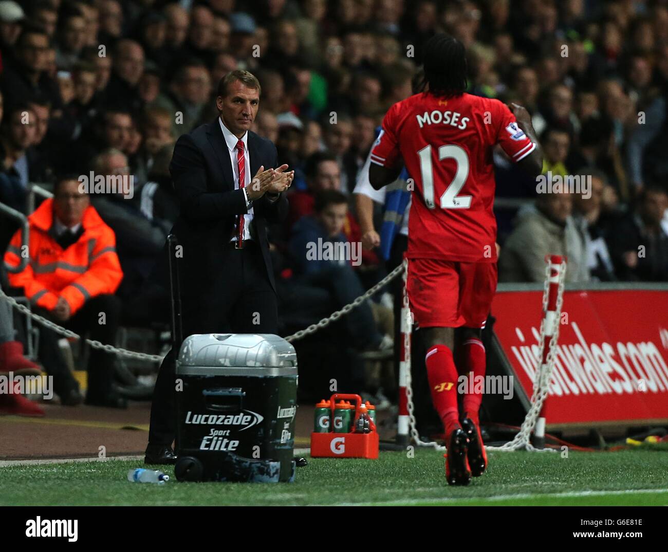 Liverpools Victor Moses (rechts) feiert mit Manager Brendon Raodgers nach dem Scoring seiner Seiten zweites Tor des Spiels Stockfoto