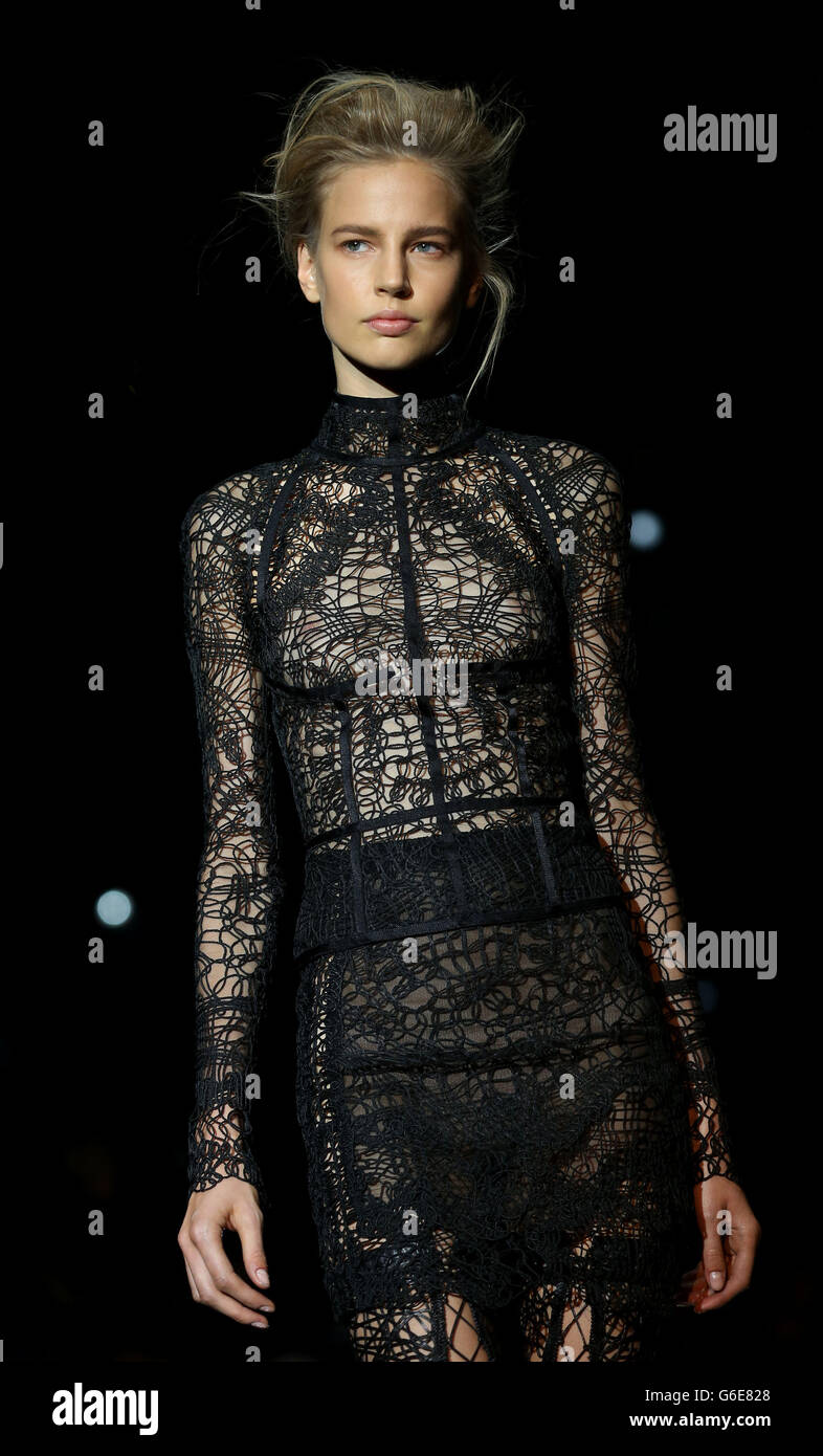 Ein Model auf dem Laufsteg während der Tom Ford Frühjahr/Sommer 2014 Modenschau am vierten Tag der London Fashion Week, Vincent Square, London. Stockfoto
