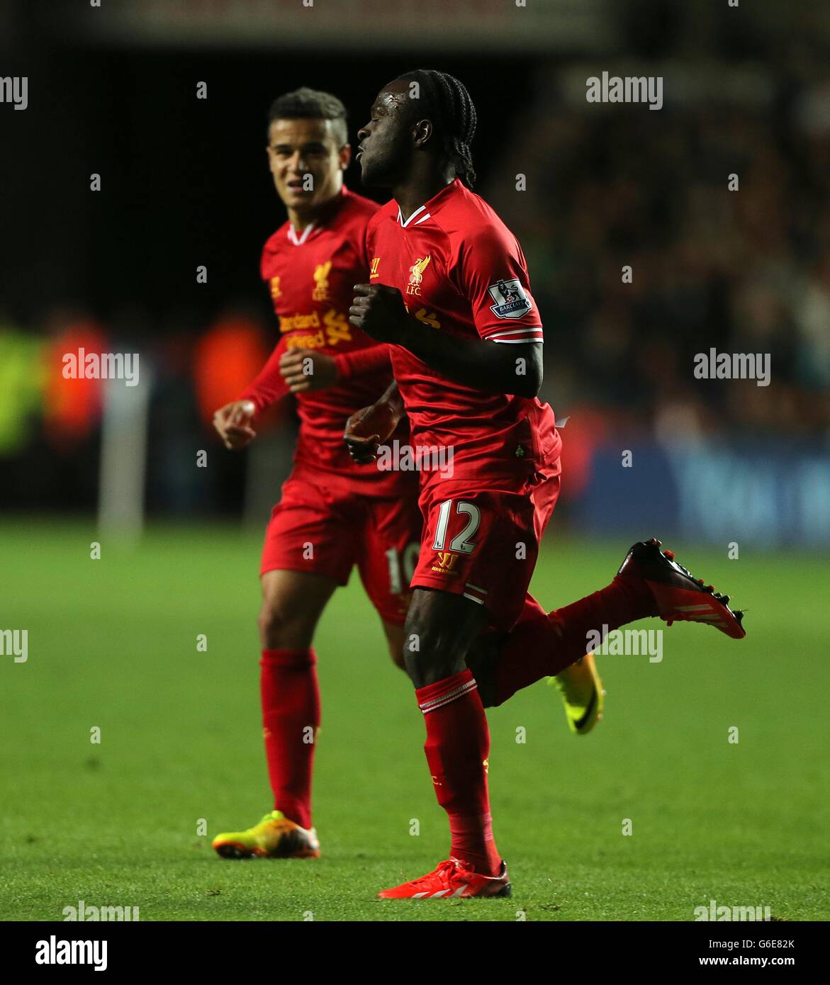 Liverpools Victor Moses (rechts) feiert das zweite Tor seiner Seiten Des Spiels mit Teamkollegen Philippe Coutinho Stockfoto