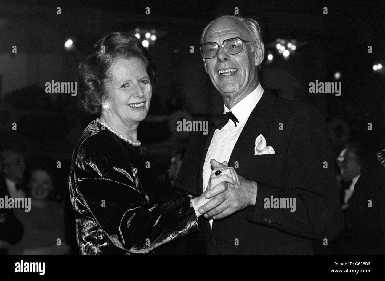 Premierministerin Margaret Thatcher und ihr Mann Denis leiten den Tanz während des Victory Ball in der Empress Hall, Blackpool, ab. Stockfoto