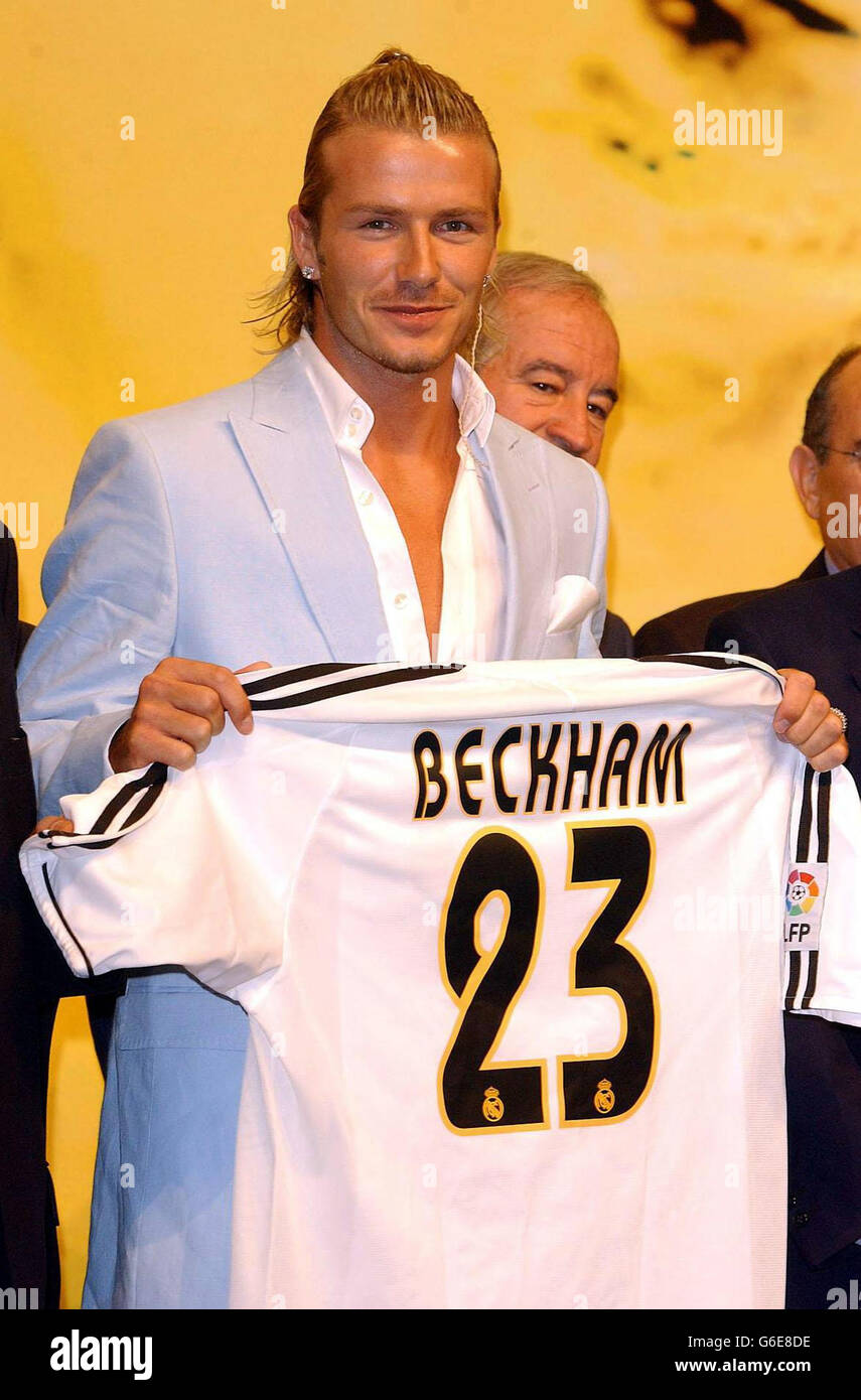 David Beckham halt sein neues Real Madrid Trikot mit der Nummer 23 als er im Basketballstadion neben dem Trainingsgelande des Clubs in Madrid formell unbesetzt ist Stockfotografie Alamy