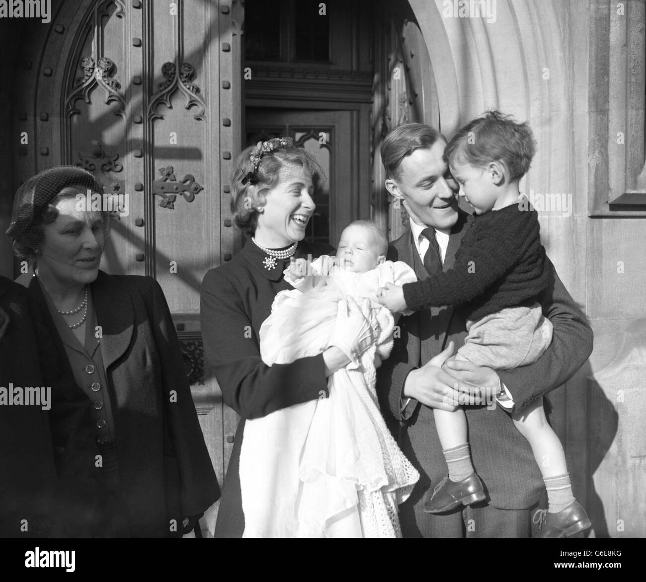 Ein herzerwärmendes Bild, das zu einem schönen Frühlingstag passt, als STEPHEN MICHAEL, 2.5, vor dem House of Commons, London, die Hand seines frisch getauften kleinen Bruders HILARY JAMES ergreift. Stockfoto