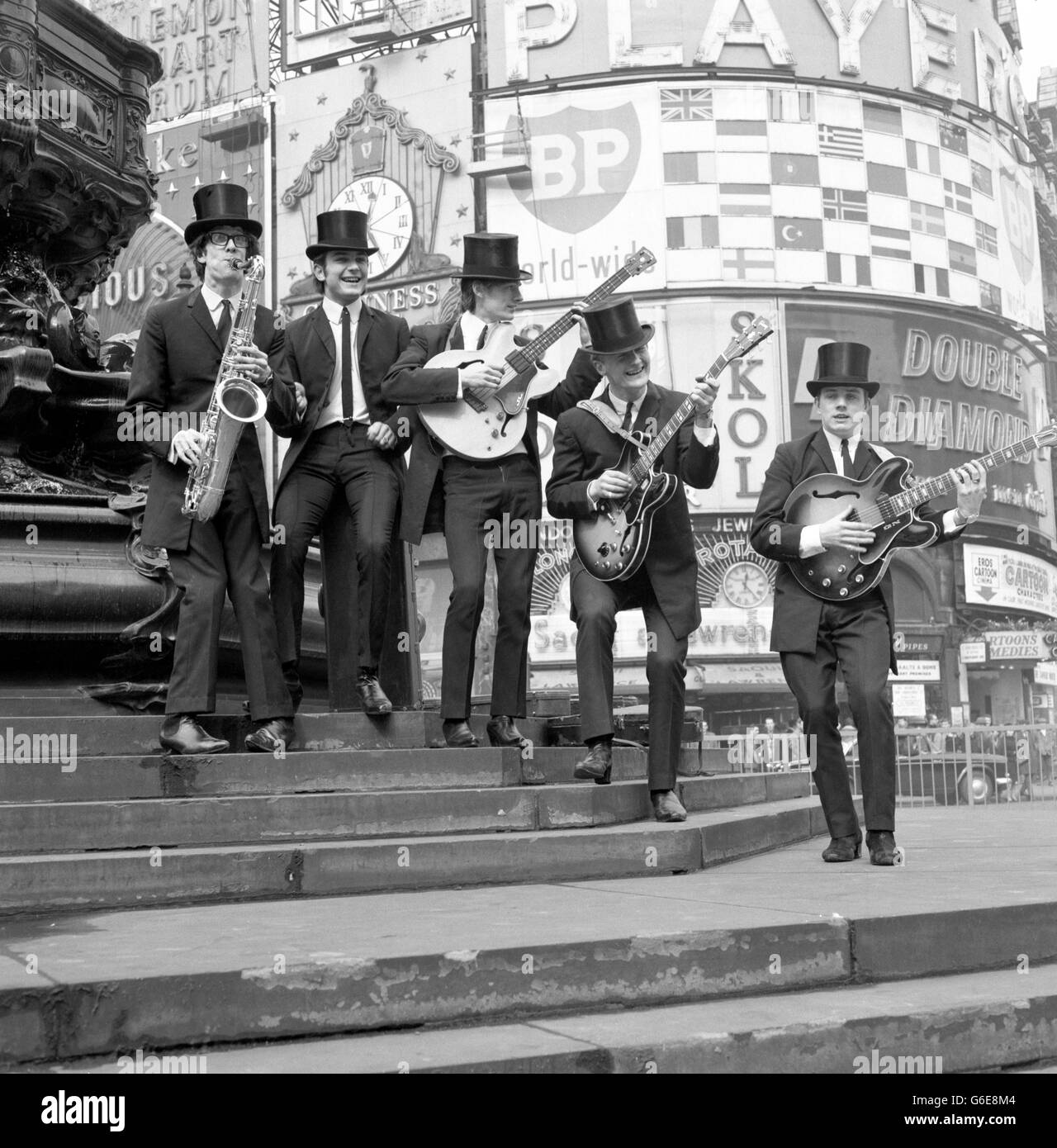 Liverpool gruppiert die Bestatter am Piccadilly Circus in London. (l-r) Brian Jones (Saxophon), Bugs Pemberton (Schlagzeug), Jackie Lomax (Bass), Chris Huston (Leadgitarre) und Geoffrey Nugent (Rhythmusgitarre). Stockfoto