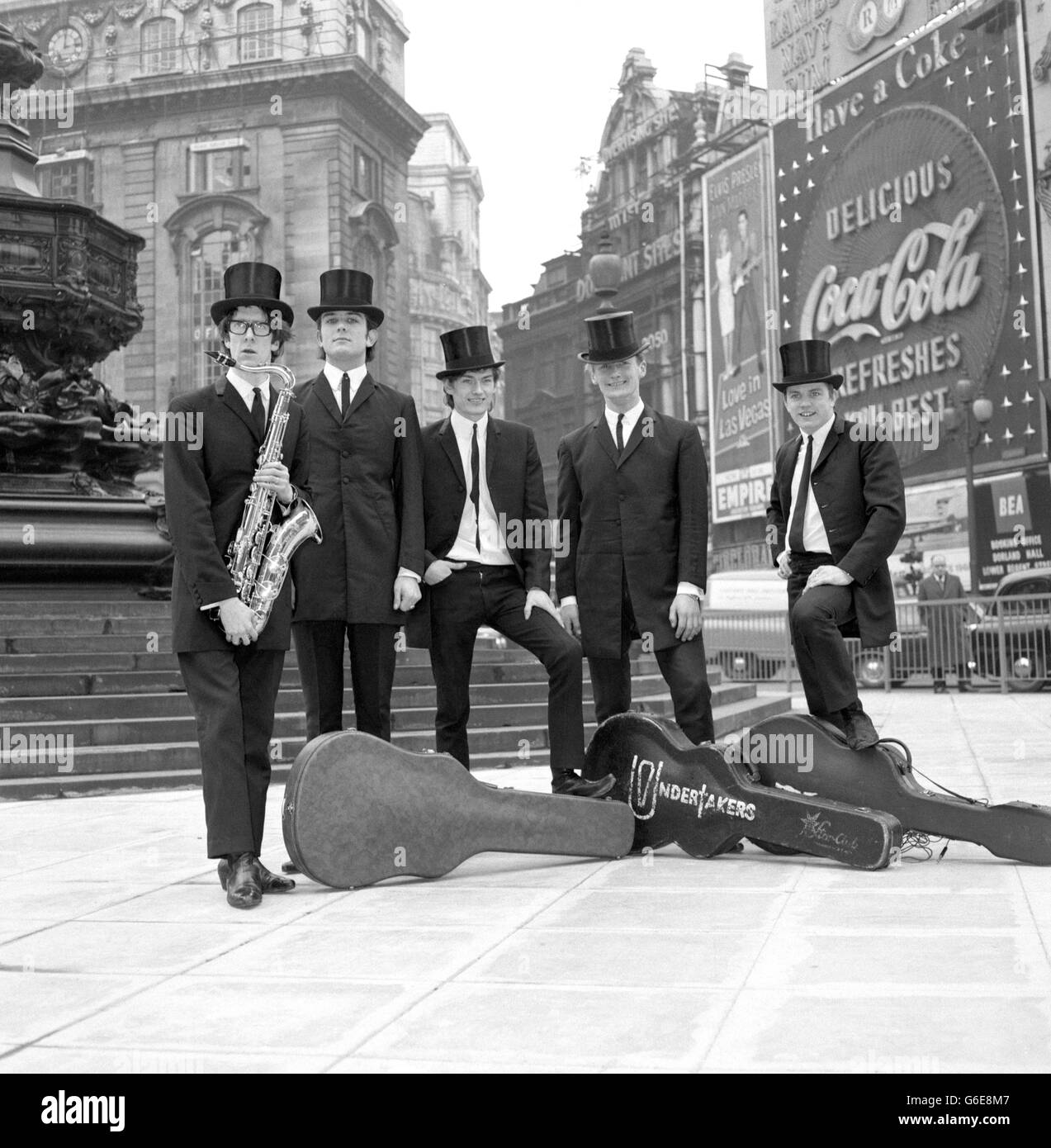 Liverpool Group the Bestatters am Piccadilly Circus in London. (l-r) Brian Jones (Saxophon), Bugs Pemberton (Schlagzeug), Jackie Lomax (Bass), Chris Huston (Leadgitarre) und Geoffrey Nugent (Rhythmusgitarre). Stockfoto