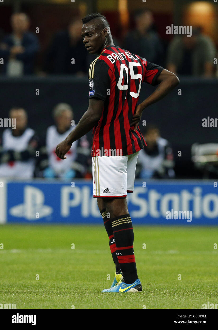 Mario Balotelli von AC Mailand reibt sich nach einer Herausforderung während des UEFA Champions League-Spiels der Gruppe H zwischen AC Mailand und Glasgow Celtic im San Siro, Mailand, Italien, den Rücken. Stockfoto