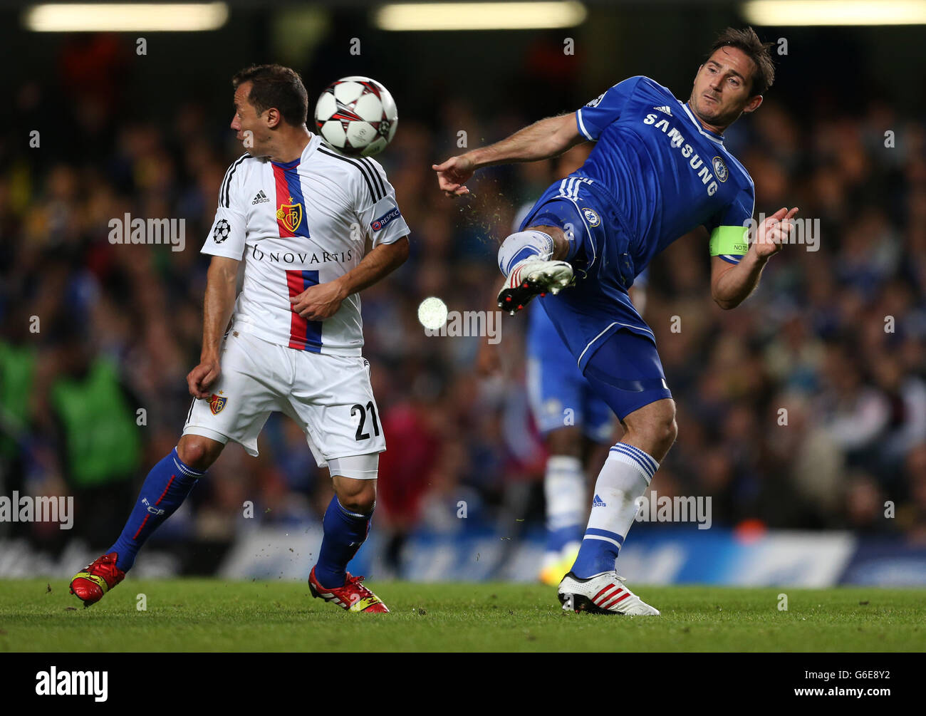Fußball - UEFA Champions League - Gruppe E - Chelsea / FC Basel - Stamford Bridge. Frank Lampard aus Chelsea und Marcelo Diaz aus dem FC Basel. Stockfoto