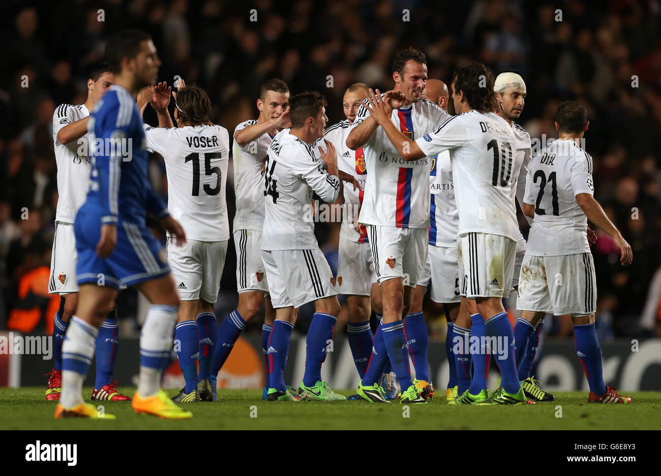 Fußball - UEFA Champions League - Gruppe E - Chelsea / FC Basel - Stamford Bridge. Die Spieler des FC Basel feiern beim Schlusspfiff Stockfoto
