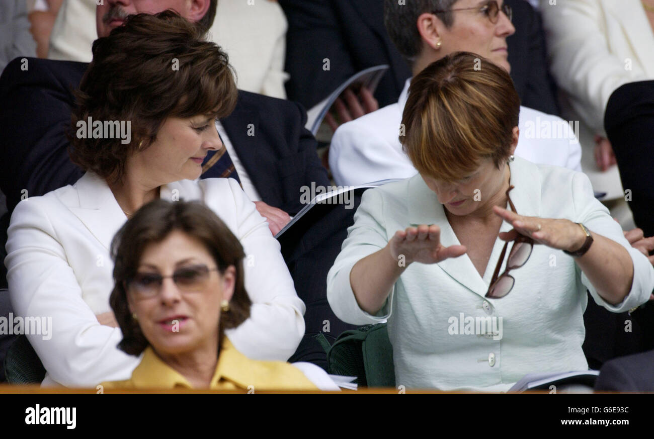 KEIN HANDY. Cherie Blair (links) die Frau des britischen Premierministers Tony Blair chattet mit Tessa Jowell MP, der Kultursekretärin, während sie das Männerfinale zwischen Roger Federer aus der Schweiz und Mark Philippoussis aus Australien beobachten....... ....in das Herrenfinale bei den All England Lawn Tennis Championships in Wimbledon. Stockfoto