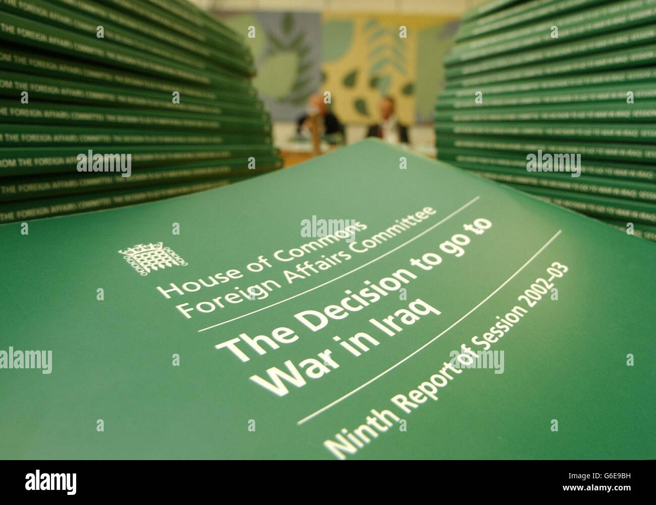 Die Entscheidung, im Irak in den Krieg zu ziehen, 9. Bericht der Sitzung 2003, vom Ausschuss für auswärtige Angelegenheiten, abgebildet während einer Pressekonferenz im Portcullis House. * der Ausschuss kam zu dem Schluss, dass die Regierung die Glaubwürdigkeit ihres Kriegsszenario durch die Erstellung des zweiten "seltsamsten" Dossiers über die irakischen Waffen untergraben hat. Das Dokument wurde am 3. Februar veröffentlicht, zwei Wochen vor der Abstimmung der Abgeordneten über die Entsendung britischer Truppen in den Krieg. Stockfoto