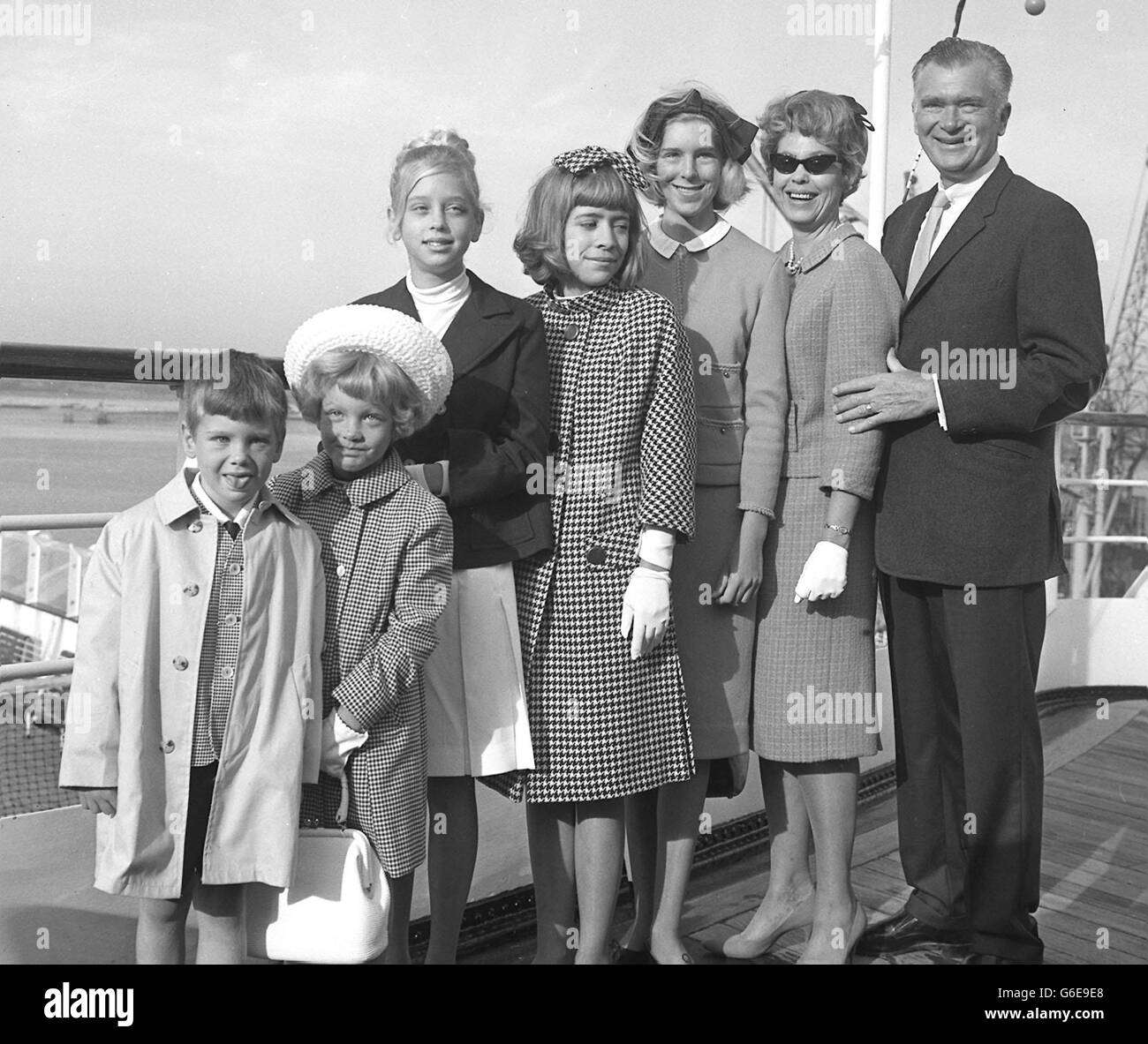 Herr Christian (Buddy) Ebsen, besser bekannt als der homespun-, Cracker-Barrel-Philosoph Jed Clampett von der ITV-Show „The Beverly Hillbillies“, mit seiner Frau Nancy und ihren fünf Kindern, bei der Ankunft in Southampton. Stockfoto