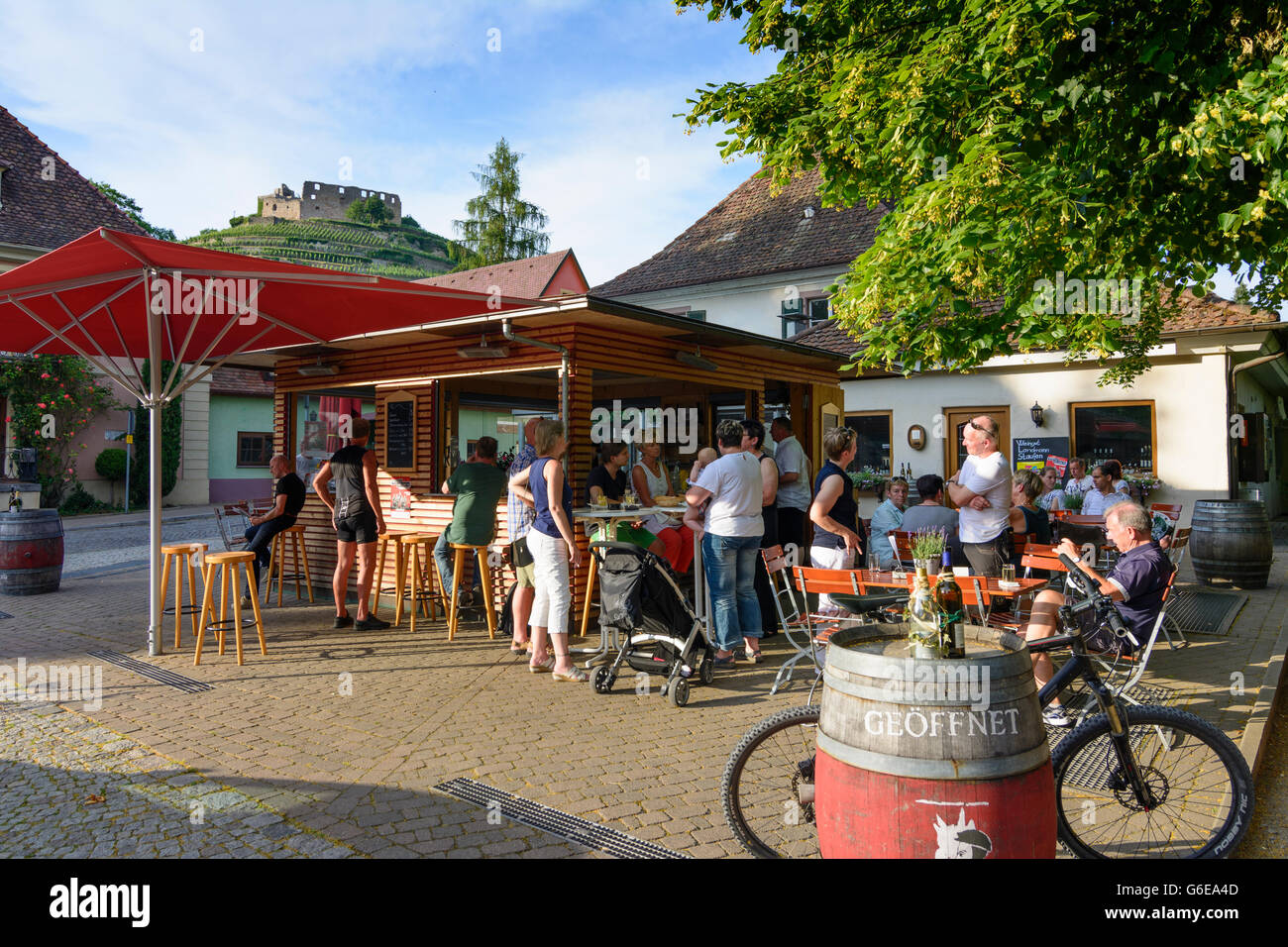 Altstadt mit Weinbar, Staufen-Burg und Weinberge, Staufen Im Breisgau, Deutschland, Baden-Württemberg, Schwarzwald, Black Fores Stockfoto